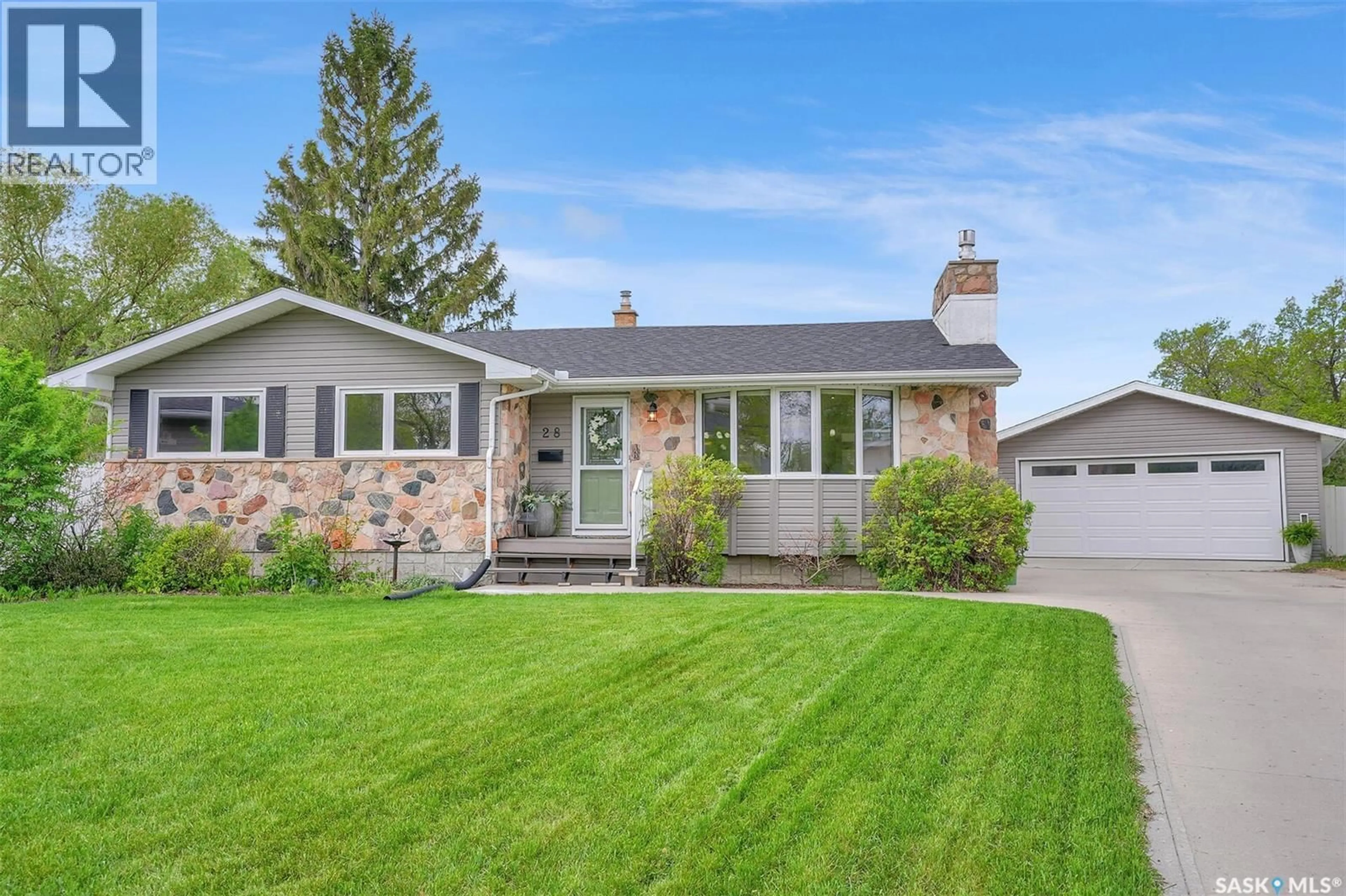 Home with vinyl exterior material, street for 28 PLEASANTVIEW BAY, Regina Saskatchewan S4R5H3