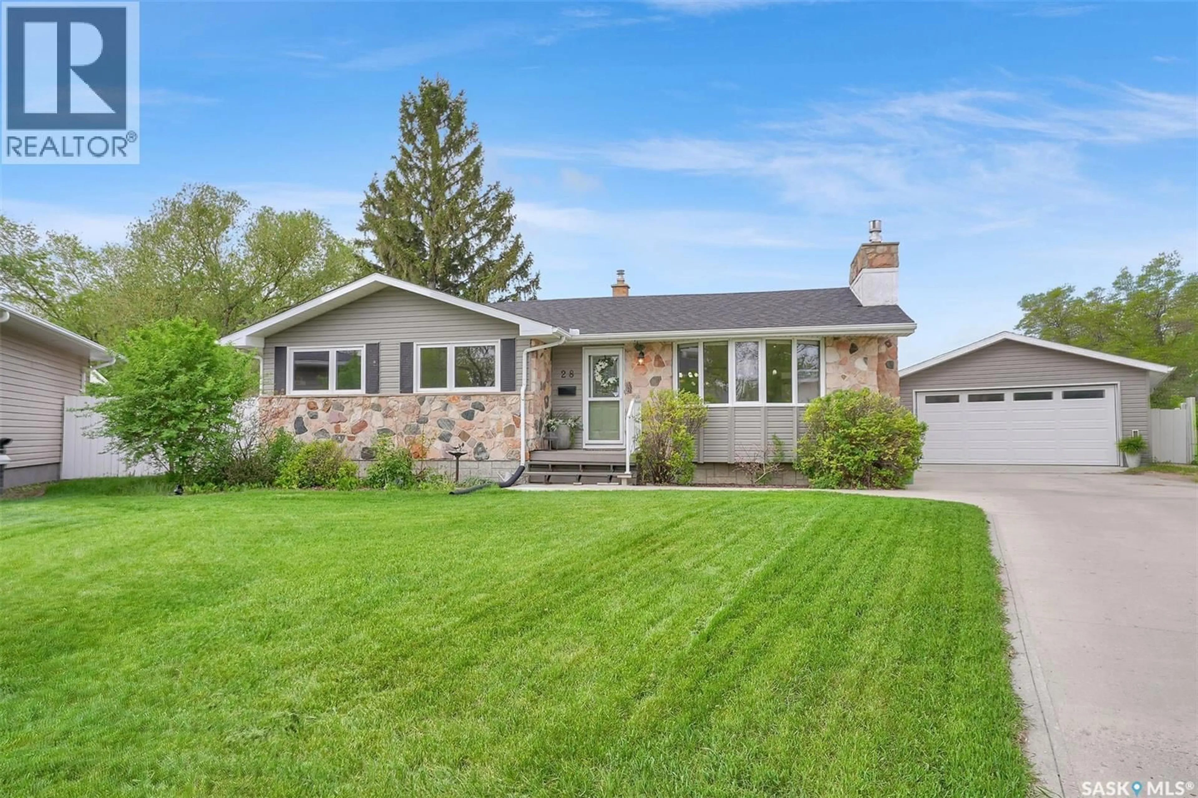 Home with vinyl exterior material, street for 28 PLEASANTVIEW BAY, Regina Saskatchewan S4R5H3