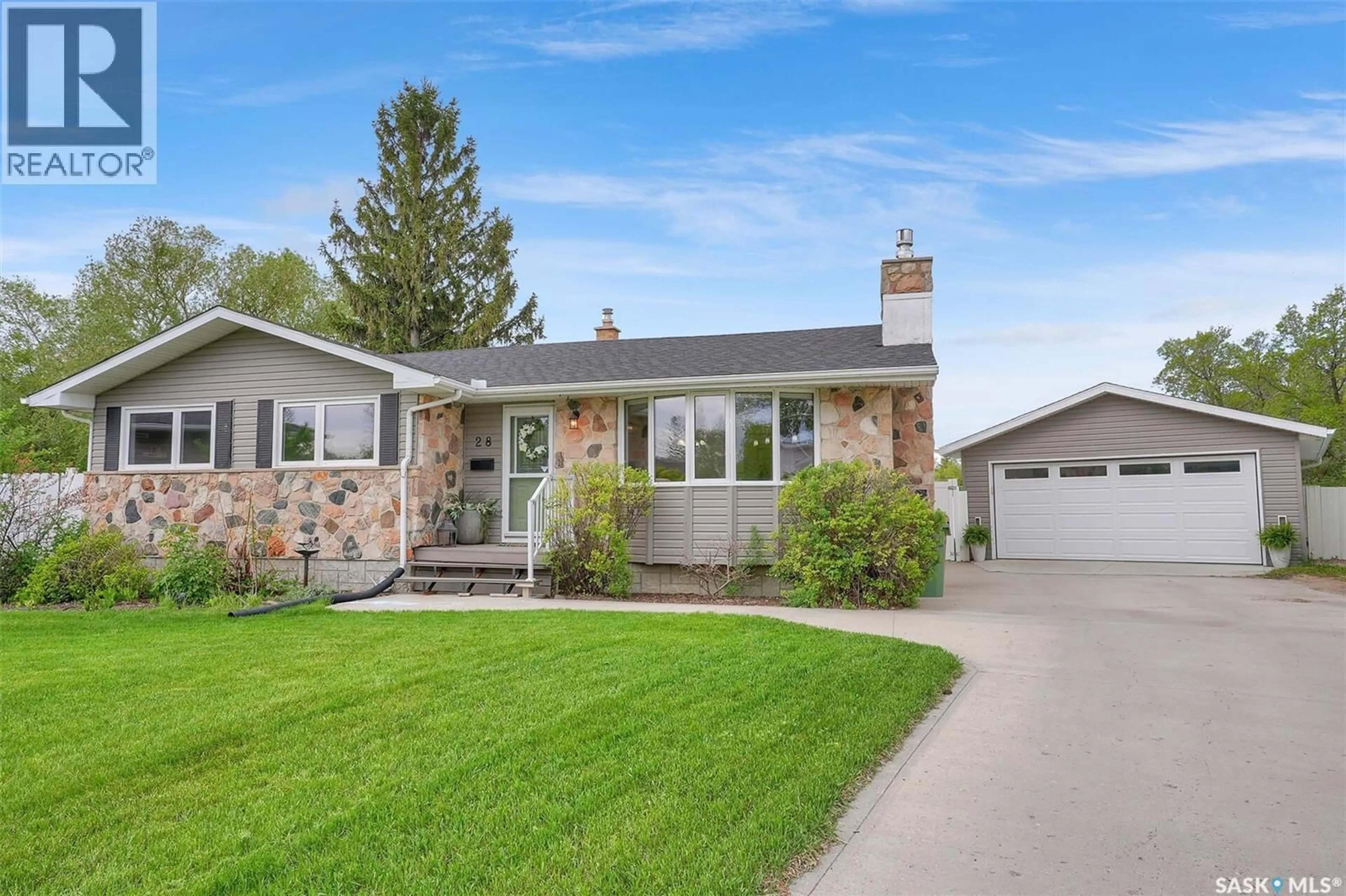 Home with vinyl exterior material, street for 28 PLEASANTVIEW BAY, Regina Saskatchewan S4R5H3