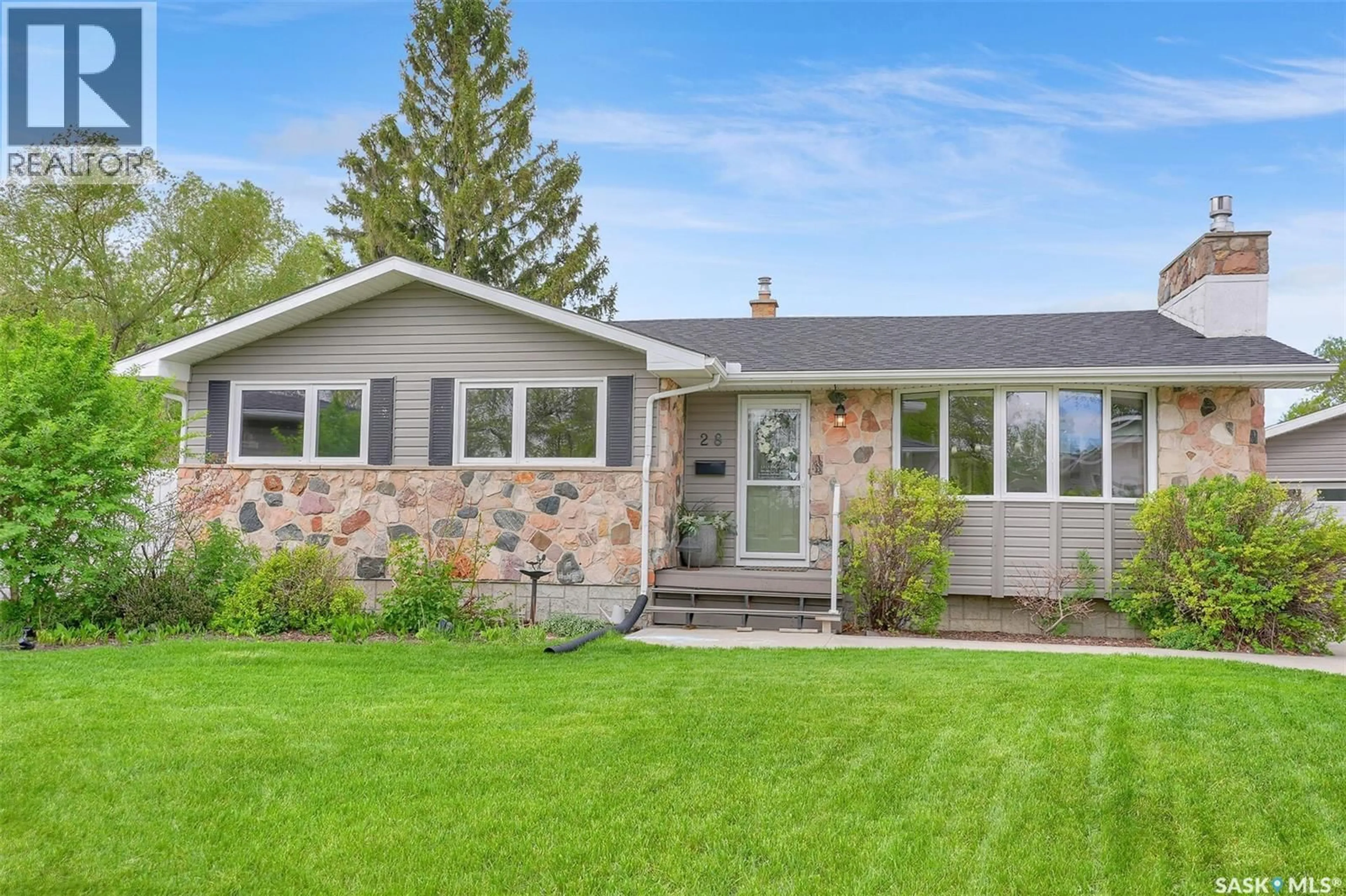 Home with vinyl exterior material, street for 28 PLEASANTVIEW BAY, Regina Saskatchewan S4R5H3