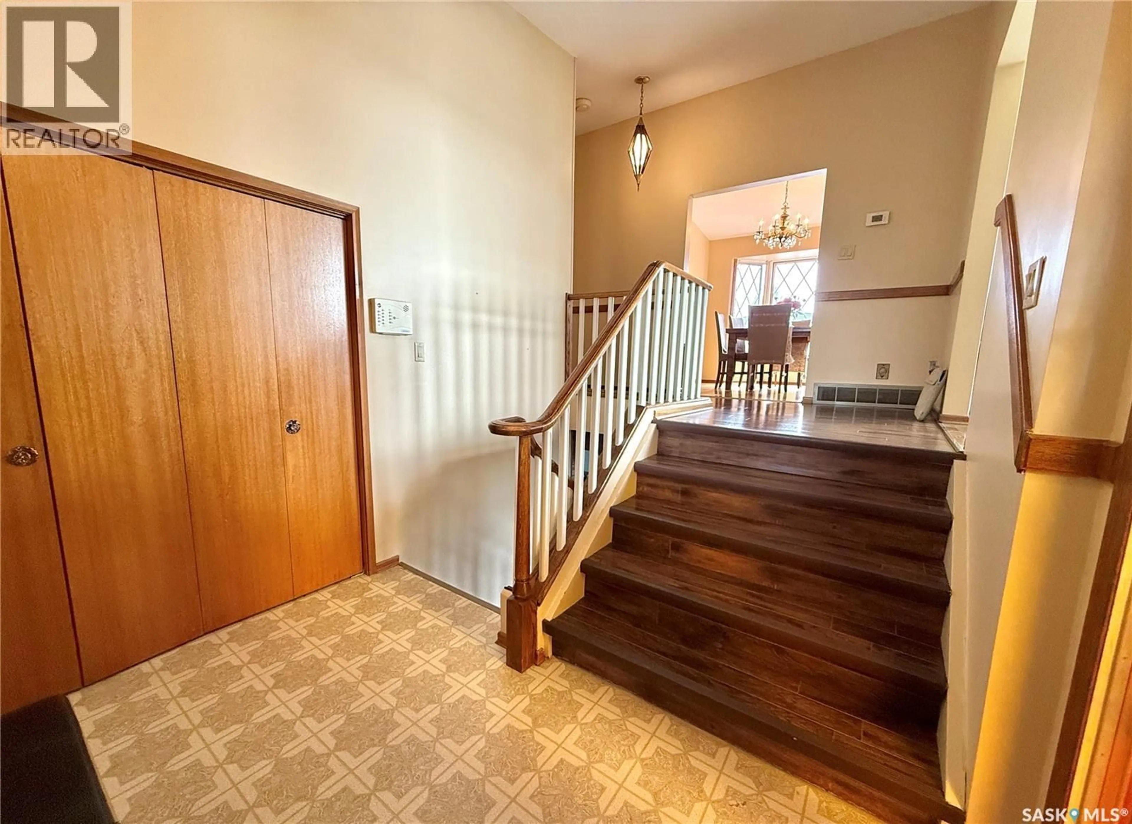 Indoor foyer for 522 100TH STREET, North Battleford Saskatchewan S9A0T4