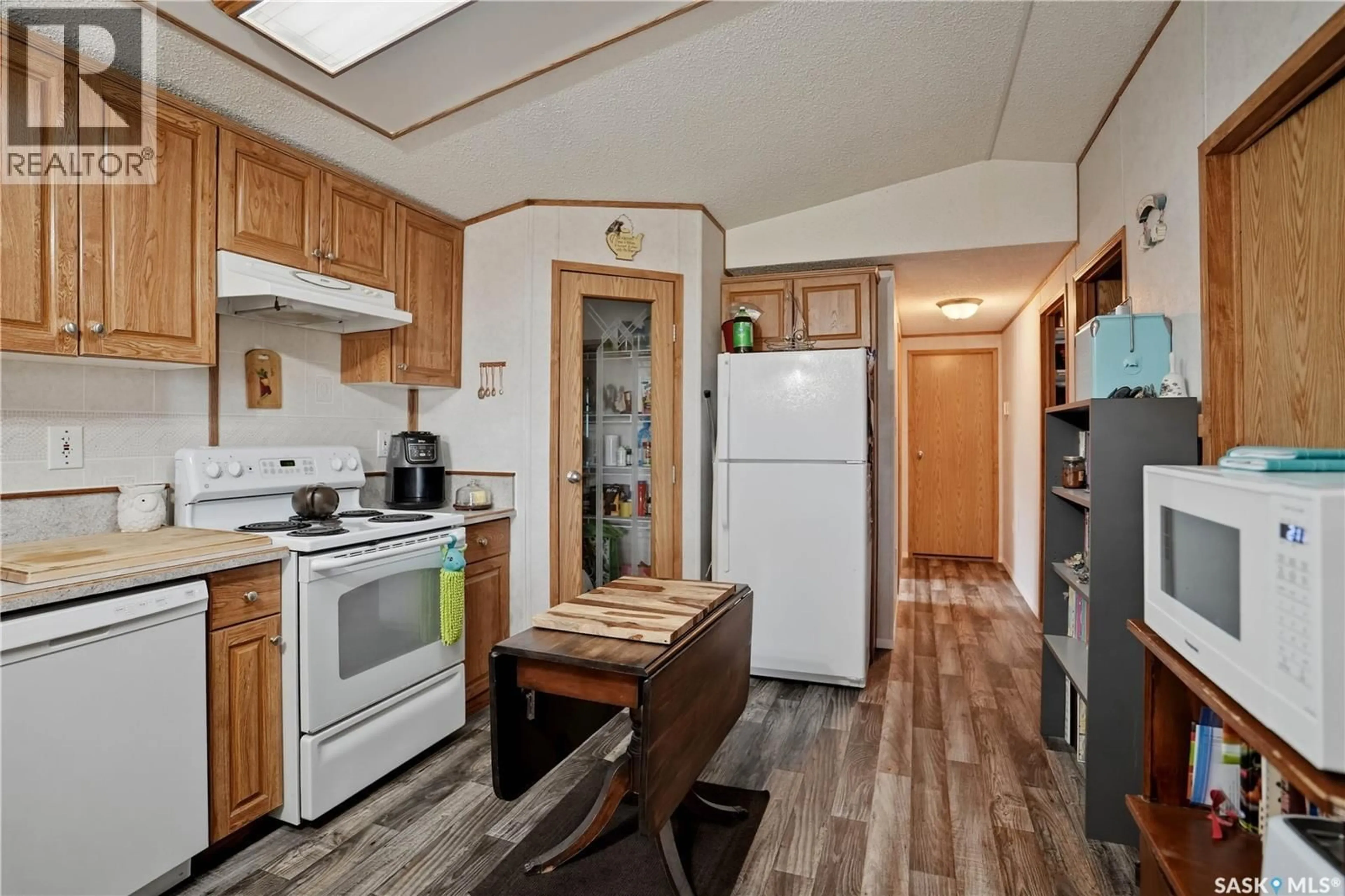 Standard kitchen, unknown for 495 35TH STREET, Battleford Saskatchewan S0M0E0