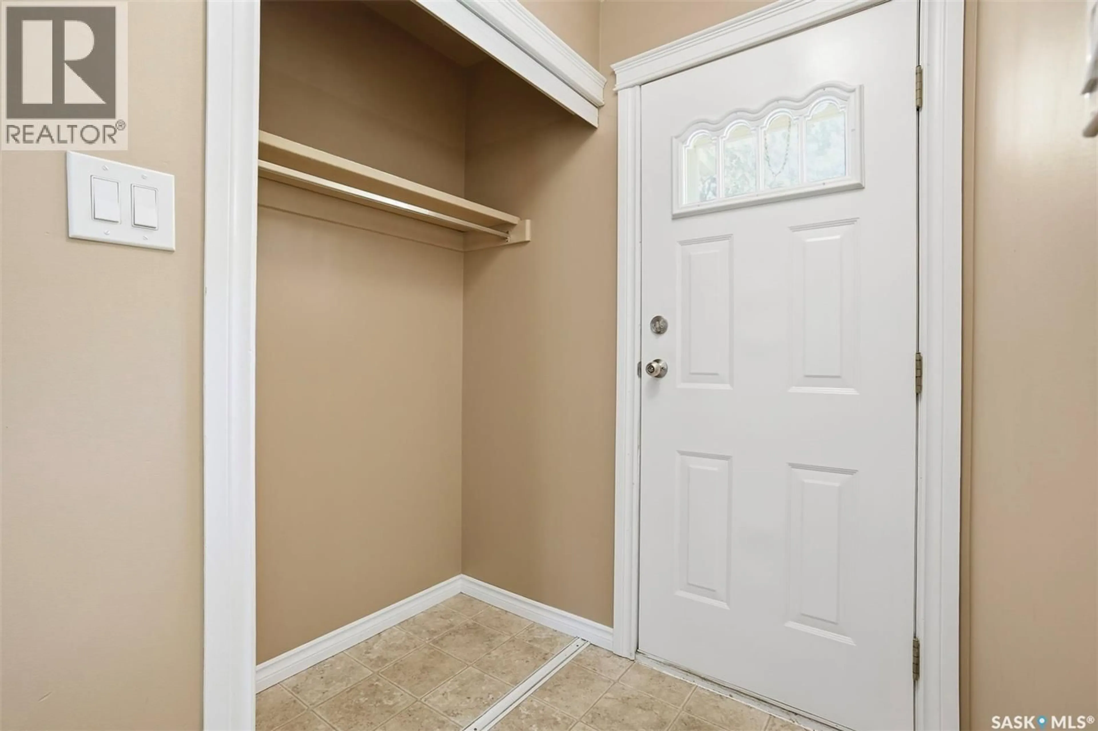 Indoor entryway for 2019 LOUISE AVENUE, Saskatoon Saskatchewan S7J2C1