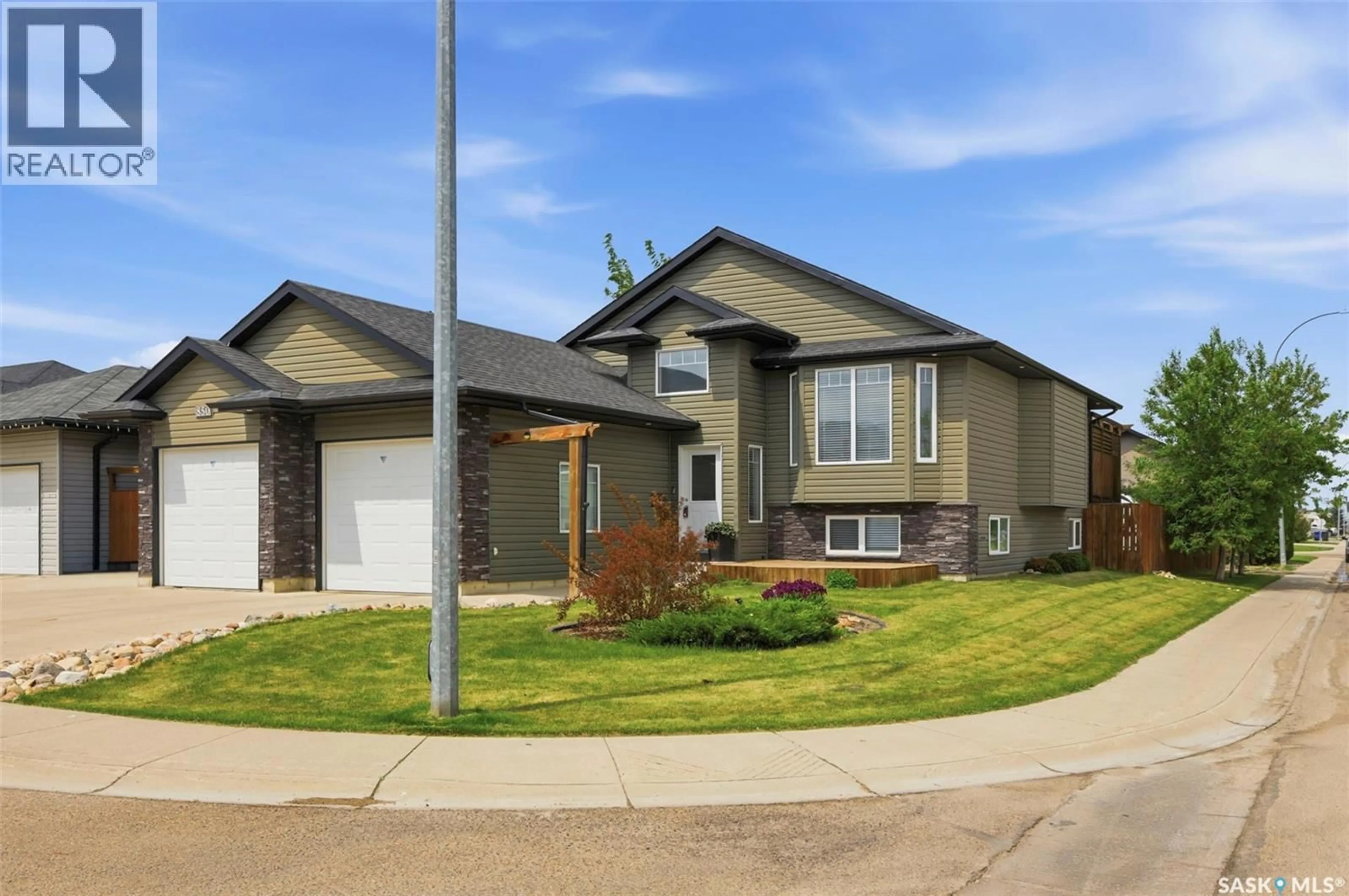 Home with vinyl exterior material, street for 850 GERANSKY CRESCENT, Martensville Saskatchewan S0K0A2