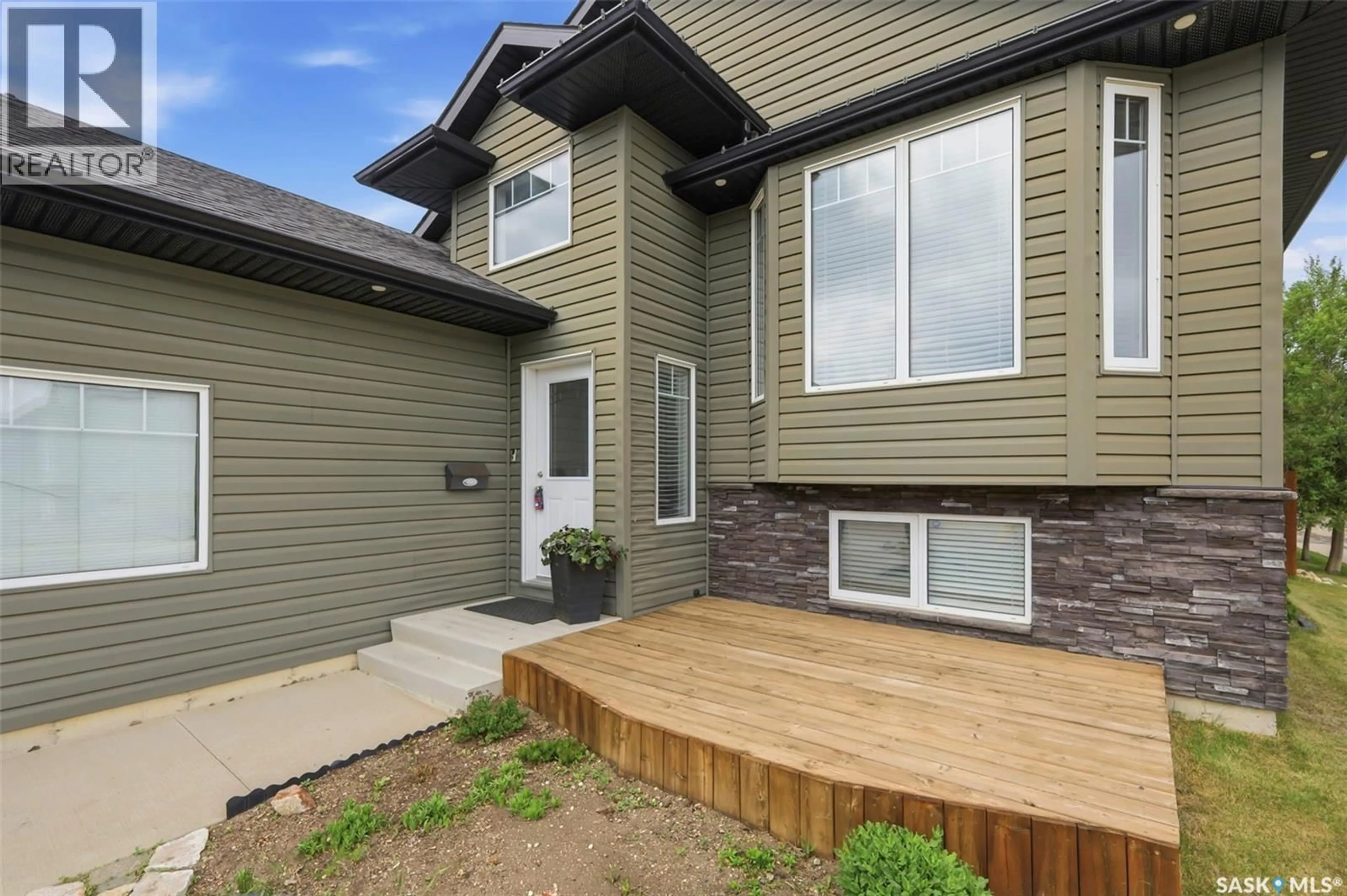Home with vinyl exterior material, street for 850 GERANSKY CRESCENT, Martensville Saskatchewan S0K0A2