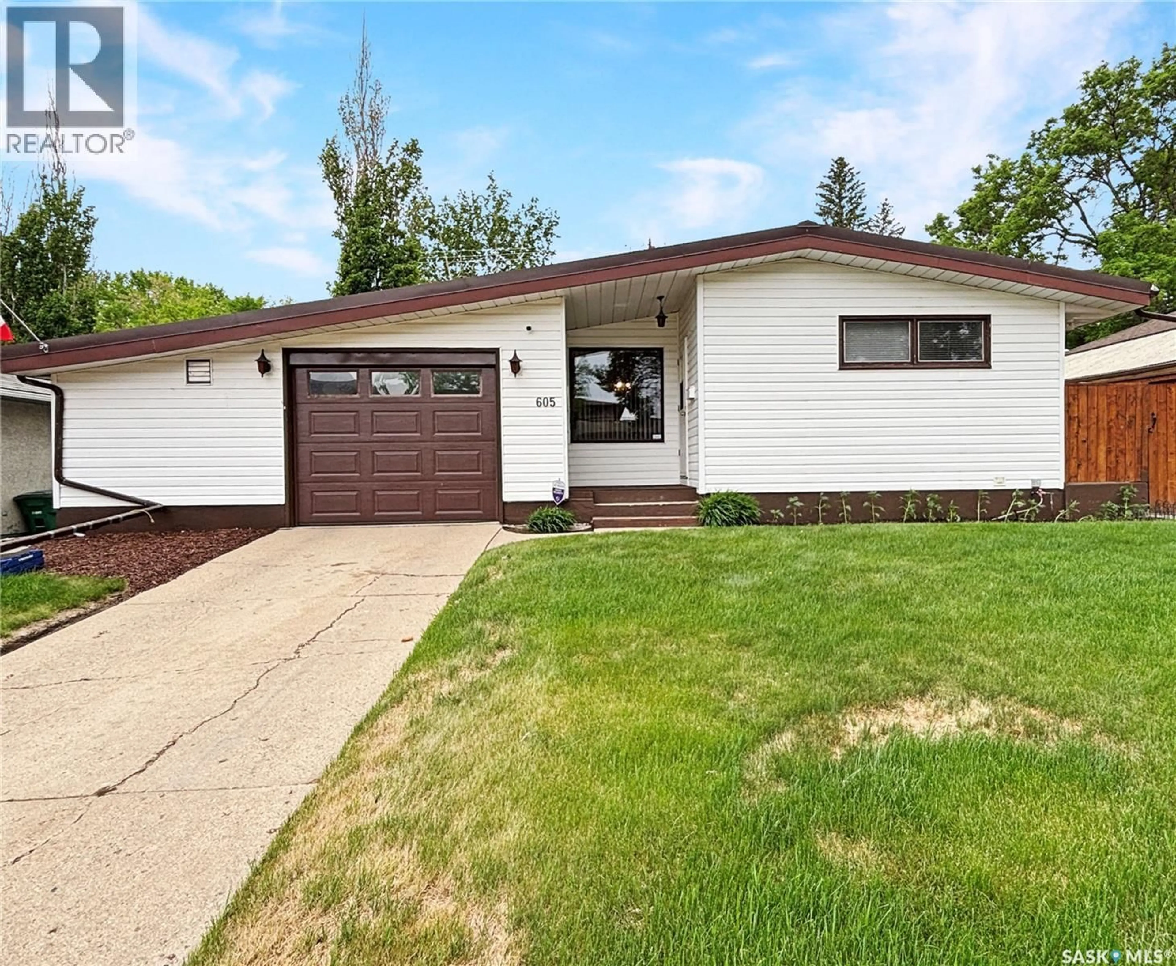 Home with vinyl exterior material, street for 605 O AVENUE, Saskatoon Saskatchewan S7L2V4