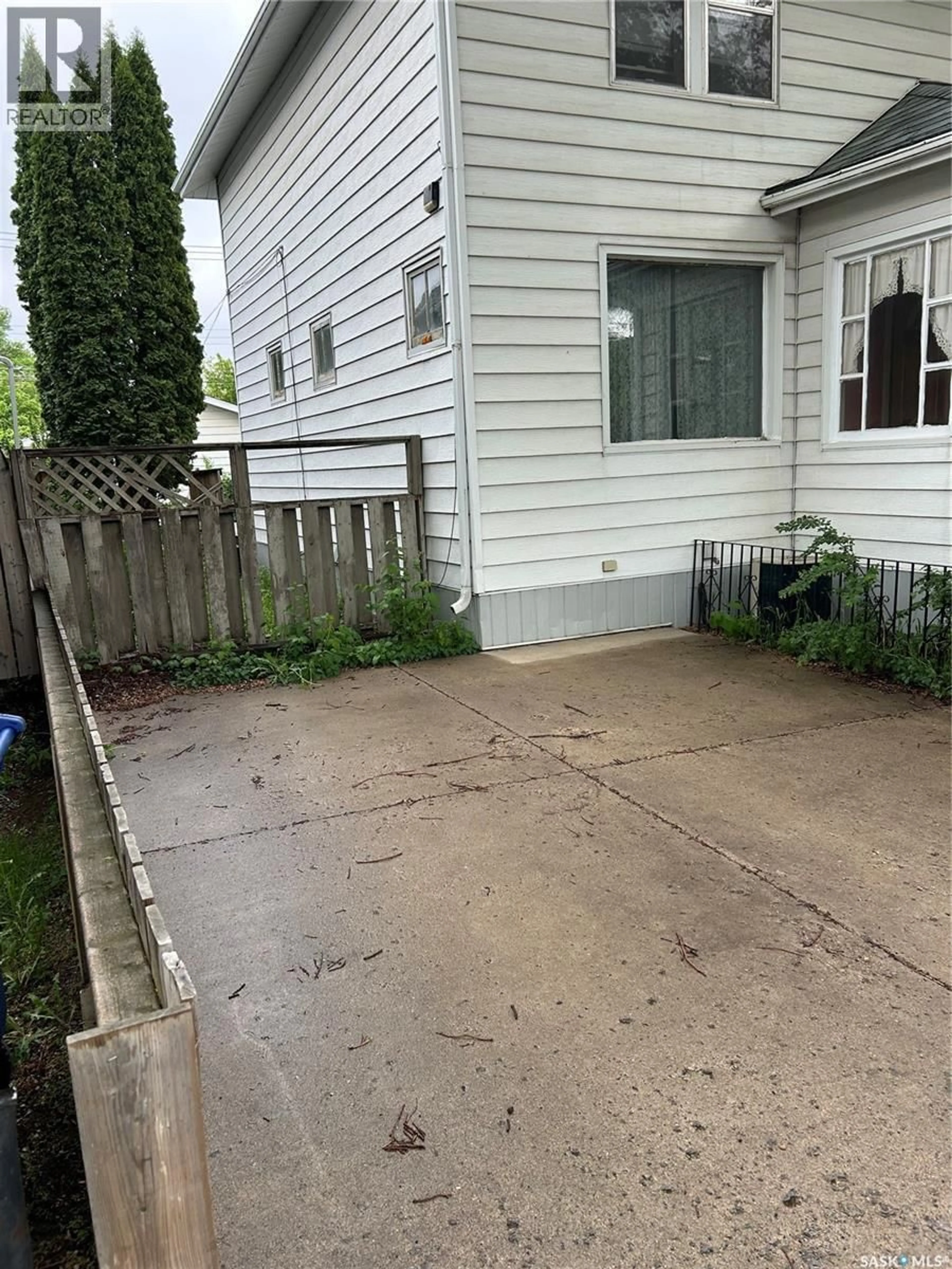 Patio, street for 332 I AVENUE, Saskatoon Saskatchewan S7M1Y2