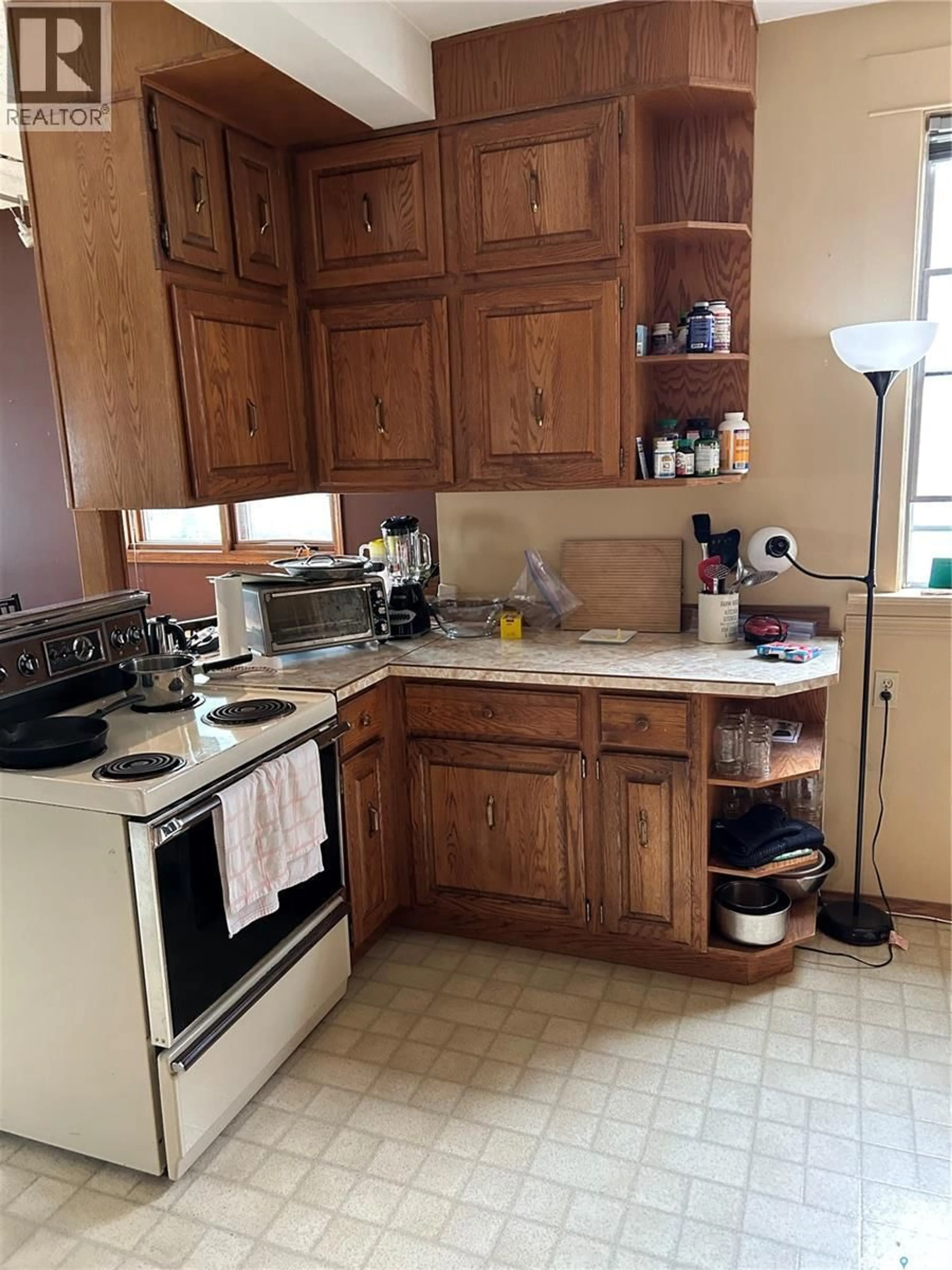 Standard kitchen, unknown for 332 I AVENUE, Saskatoon Saskatchewan S7M1Y2