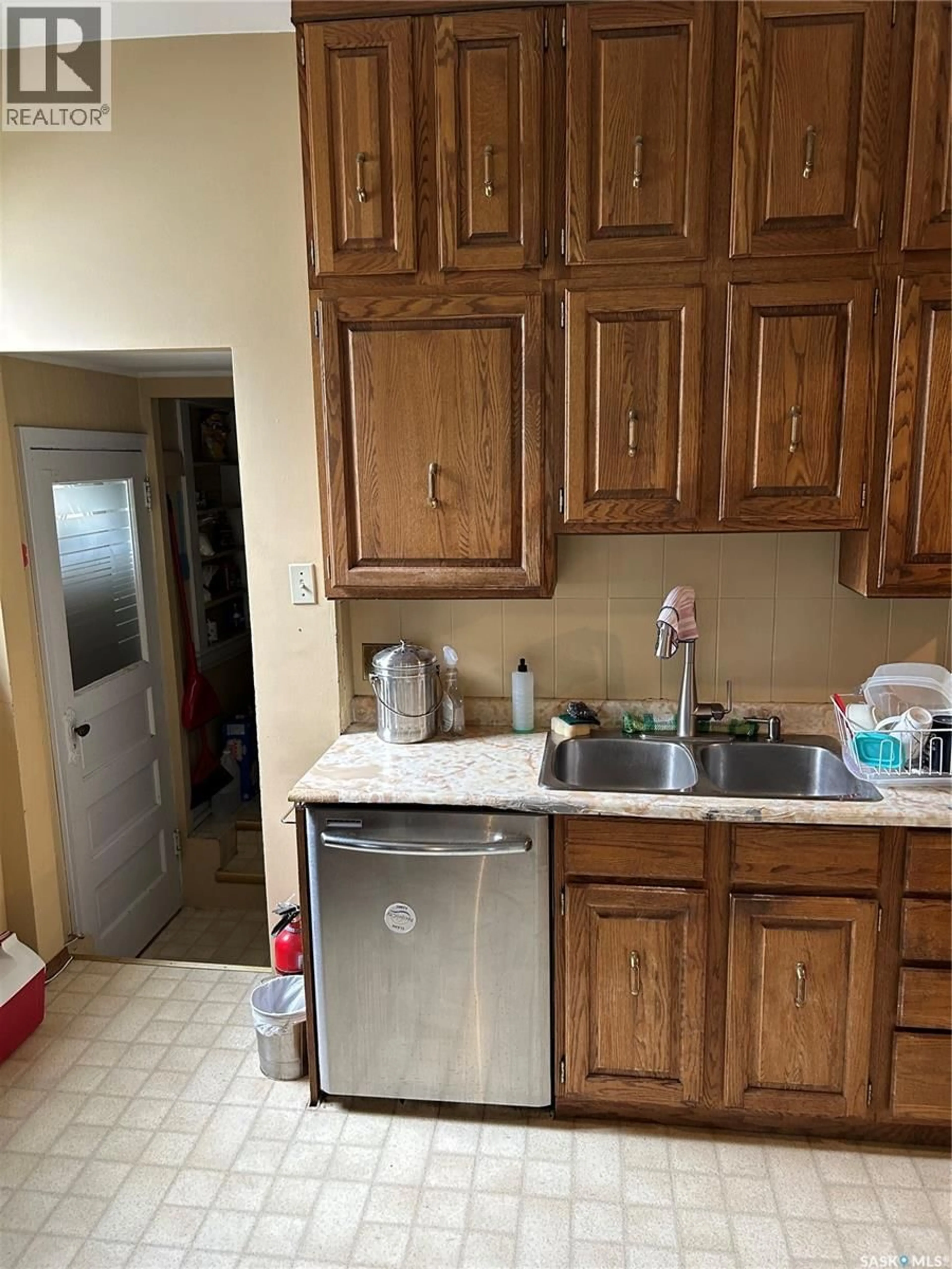 Standard kitchen, unknown for 332 I AVENUE, Saskatoon Saskatchewan S7M1Y2