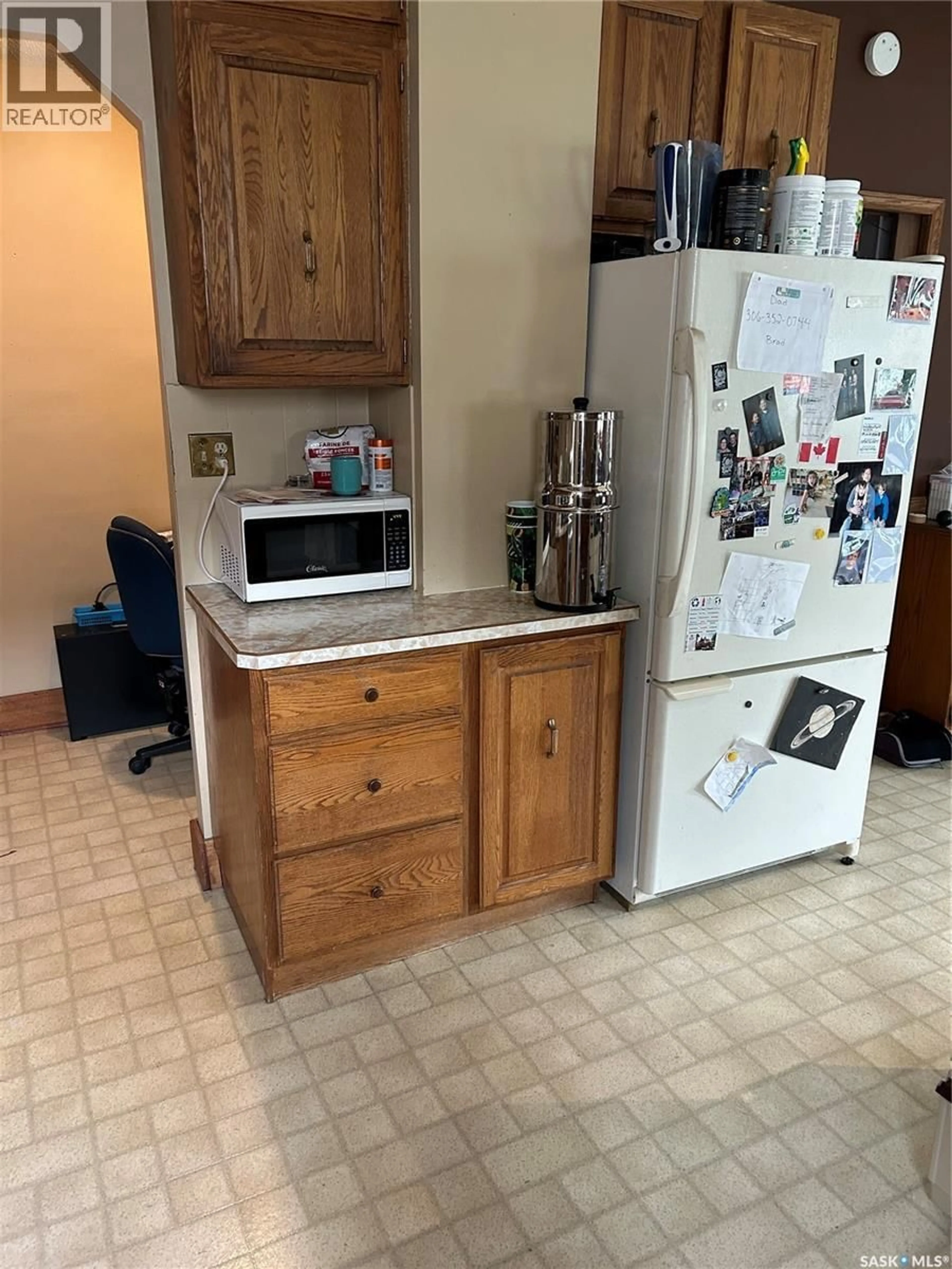 Standard kitchen, unknown for 332 I AVENUE, Saskatoon Saskatchewan S7M1Y2