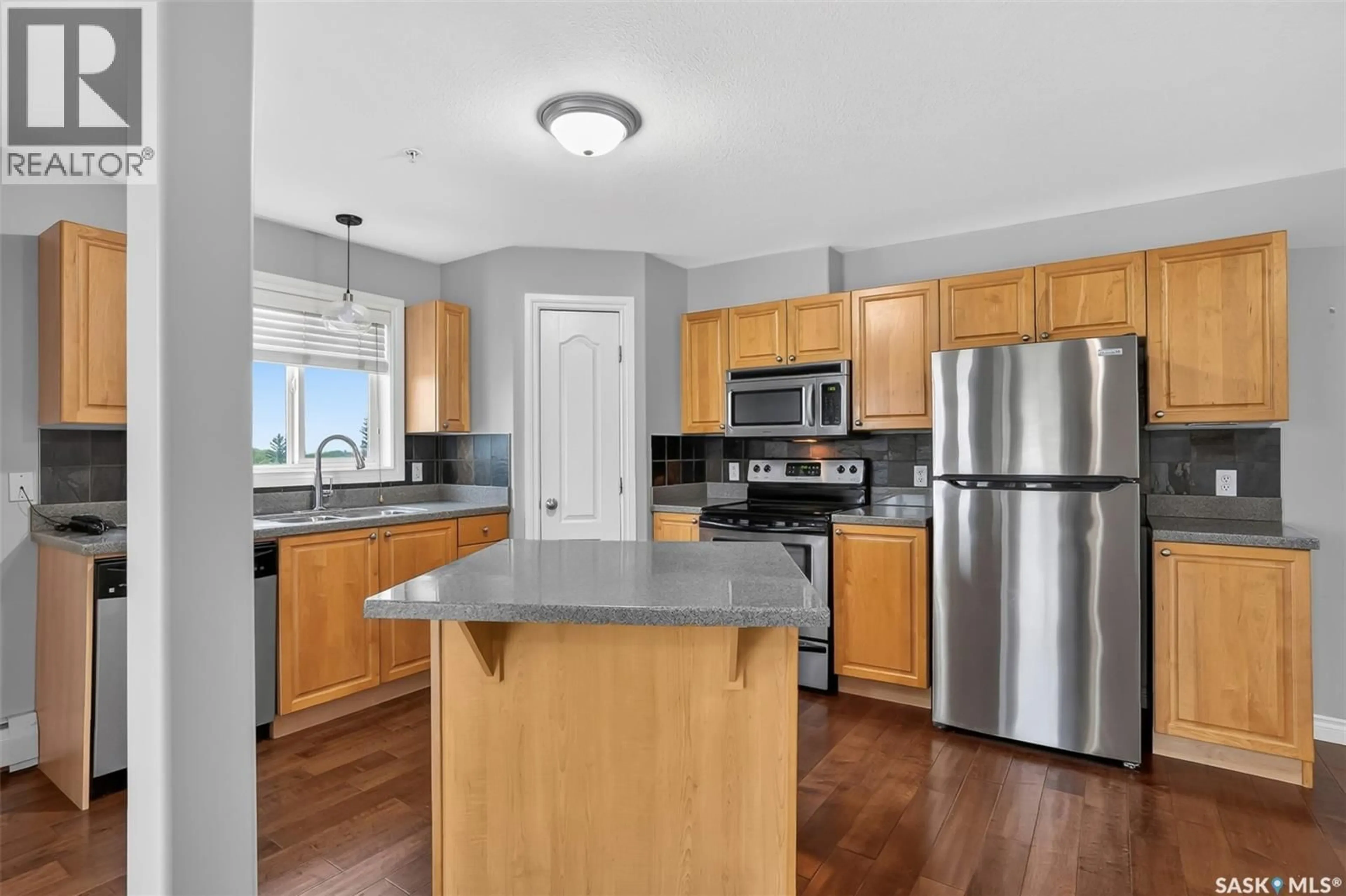 Standard kitchen, unknown for 100 - 316 1ST AVENUE, Warman Saskatchewan S0K4S0