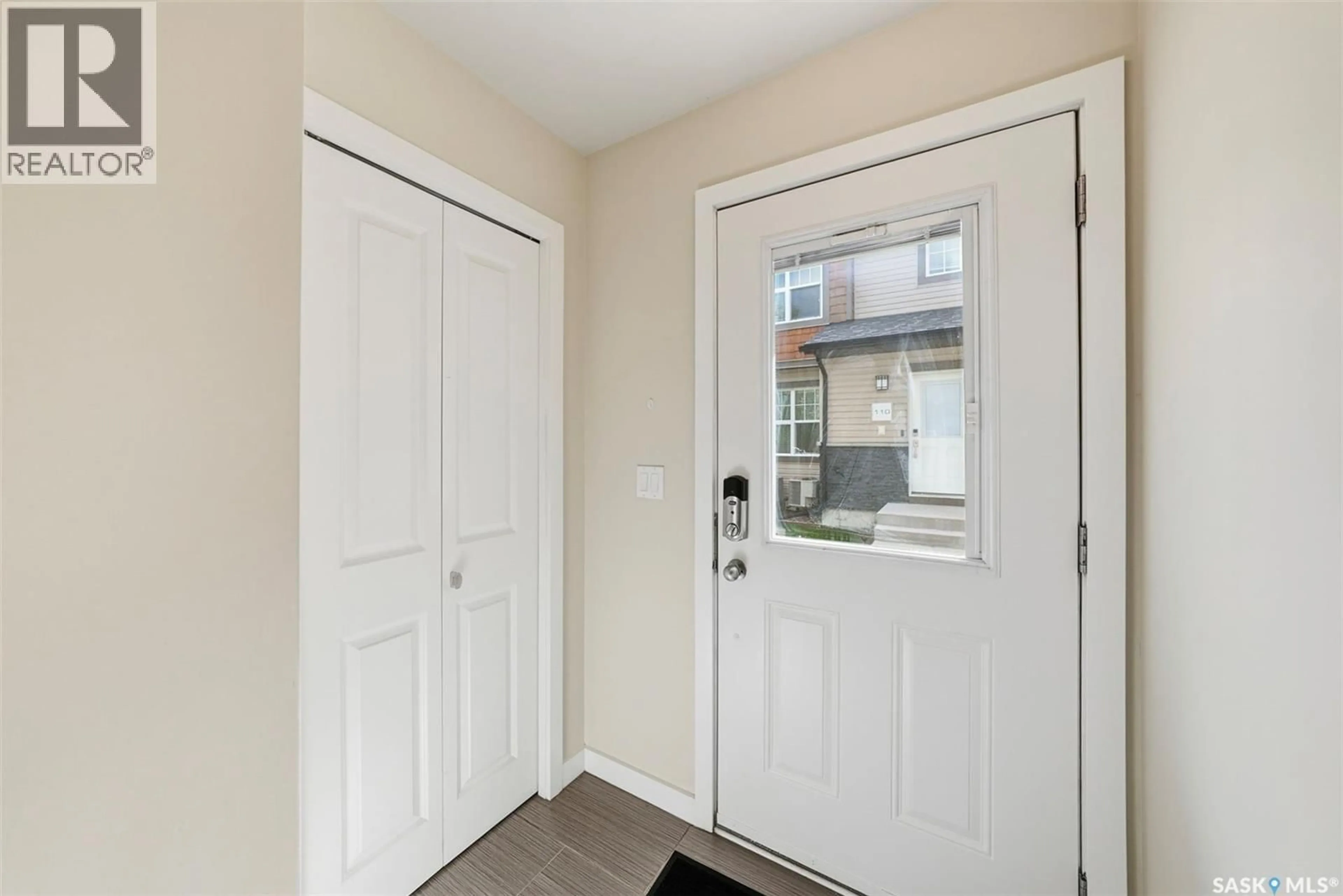 Indoor entryway for 204 - 3013 MCCLOCKLIN ROAD, Saskatoon Saskatchewan S7R0J1