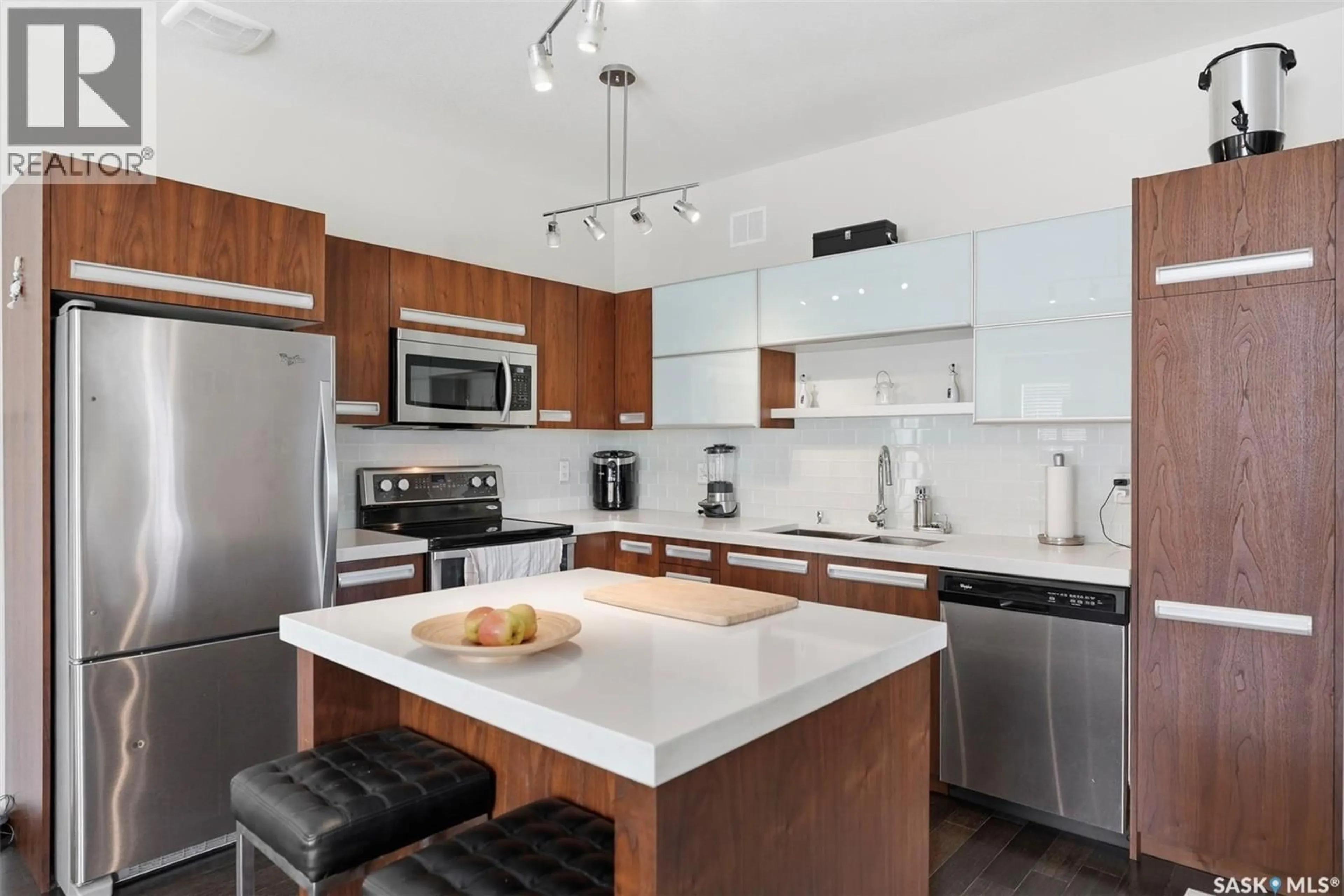 Open concept kitchen, ceramic/tile floor for 204 - 3013 MCCLOCKLIN ROAD, Saskatoon Saskatchewan S7R0J1