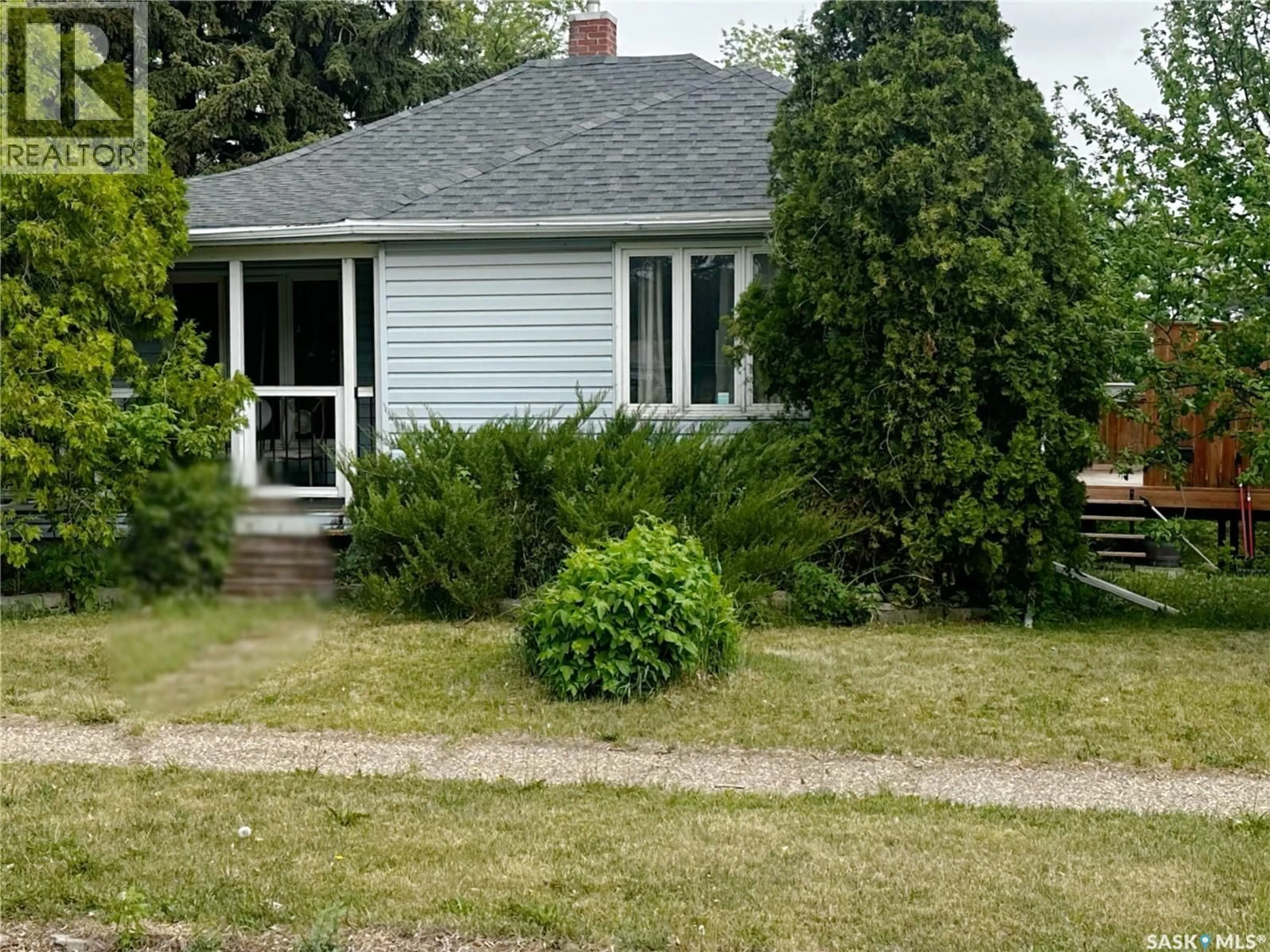 A pic from outside/outdoor area/front of a property/back of a property/a pic from drone, street for 333 5TH AVENUE, Weyburn Saskatchewan S4H1Y4