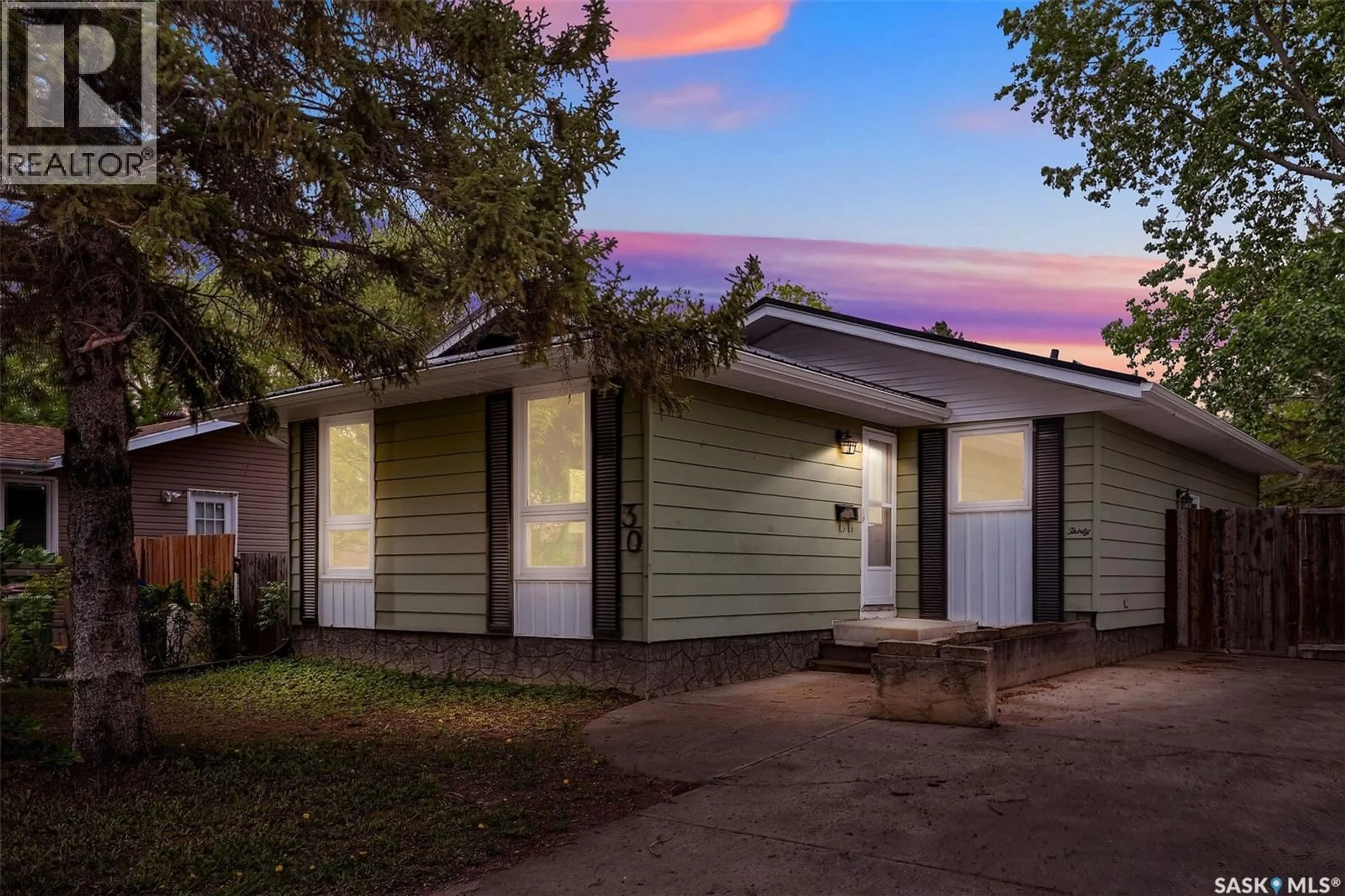 Home with vinyl exterior material, street for 30 SHORE BAY, Regina Saskatchewan S4R7H6