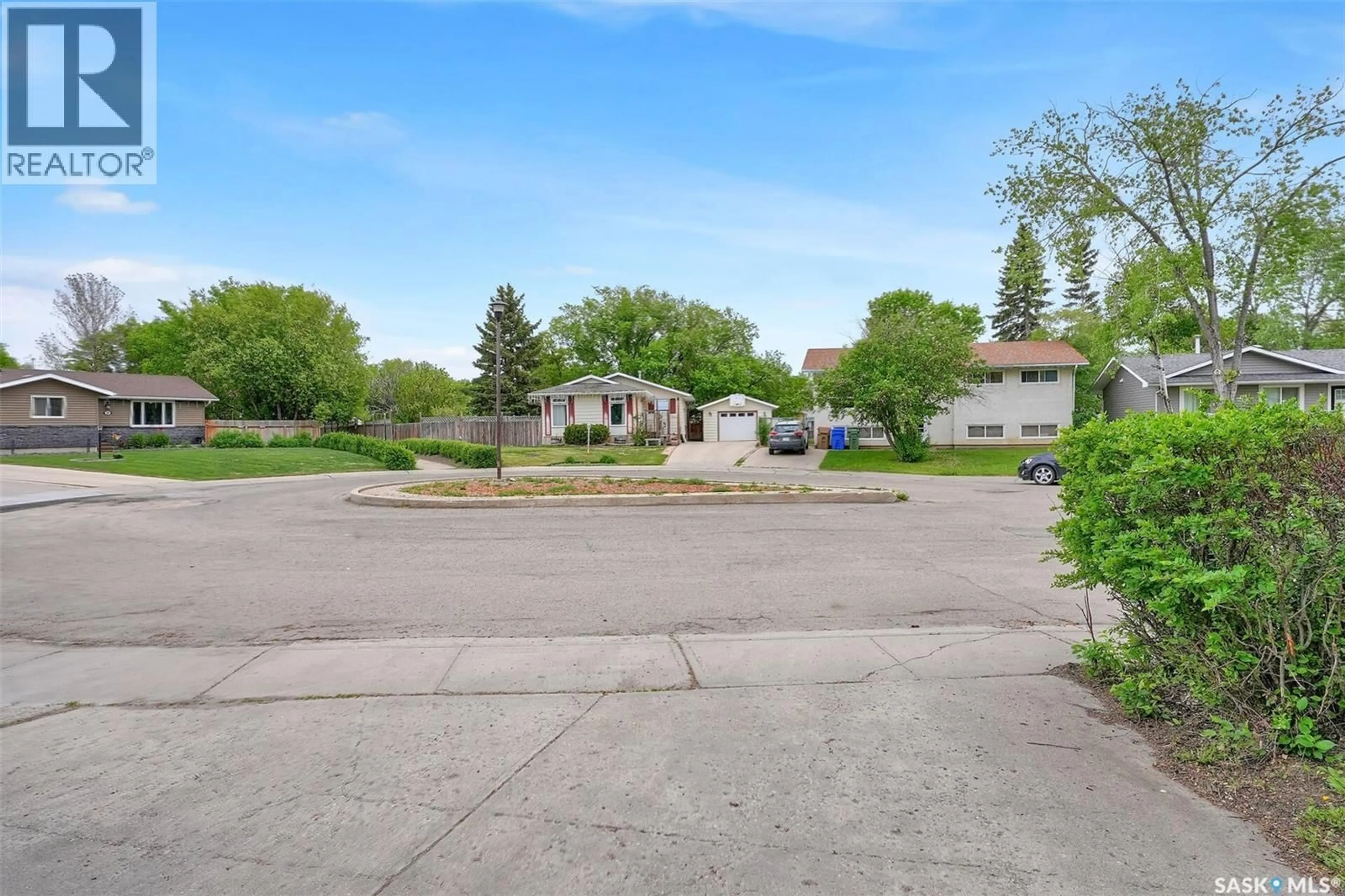 A pic from outside/outdoor area/front of a property/back of a property/a pic from drone, street for 30 SHORE BAY, Regina Saskatchewan S4R7H6