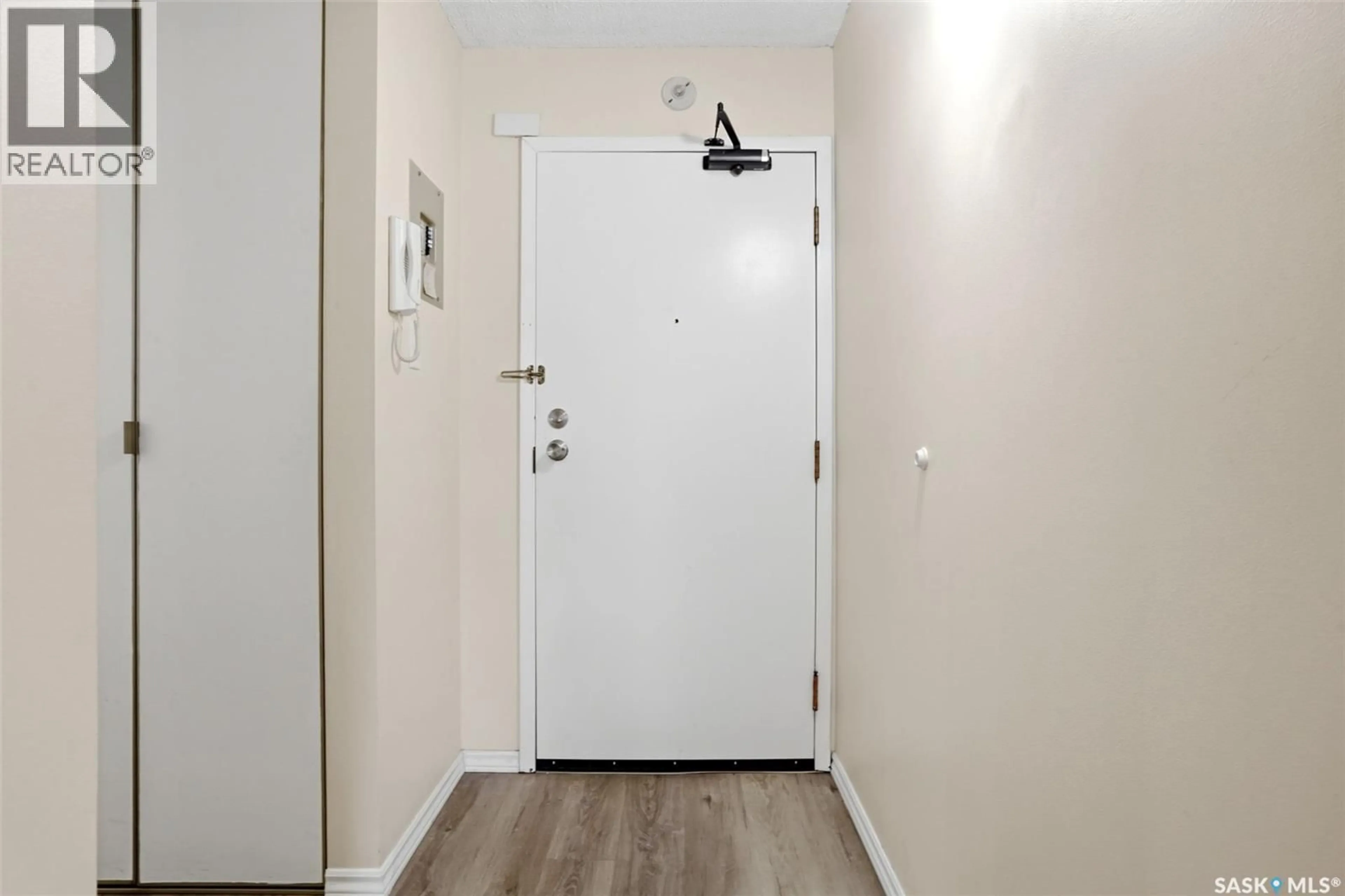 Indoor entryway for 104 - 2125 OSLER STREET, Regina Saskatchewan S4P4G9