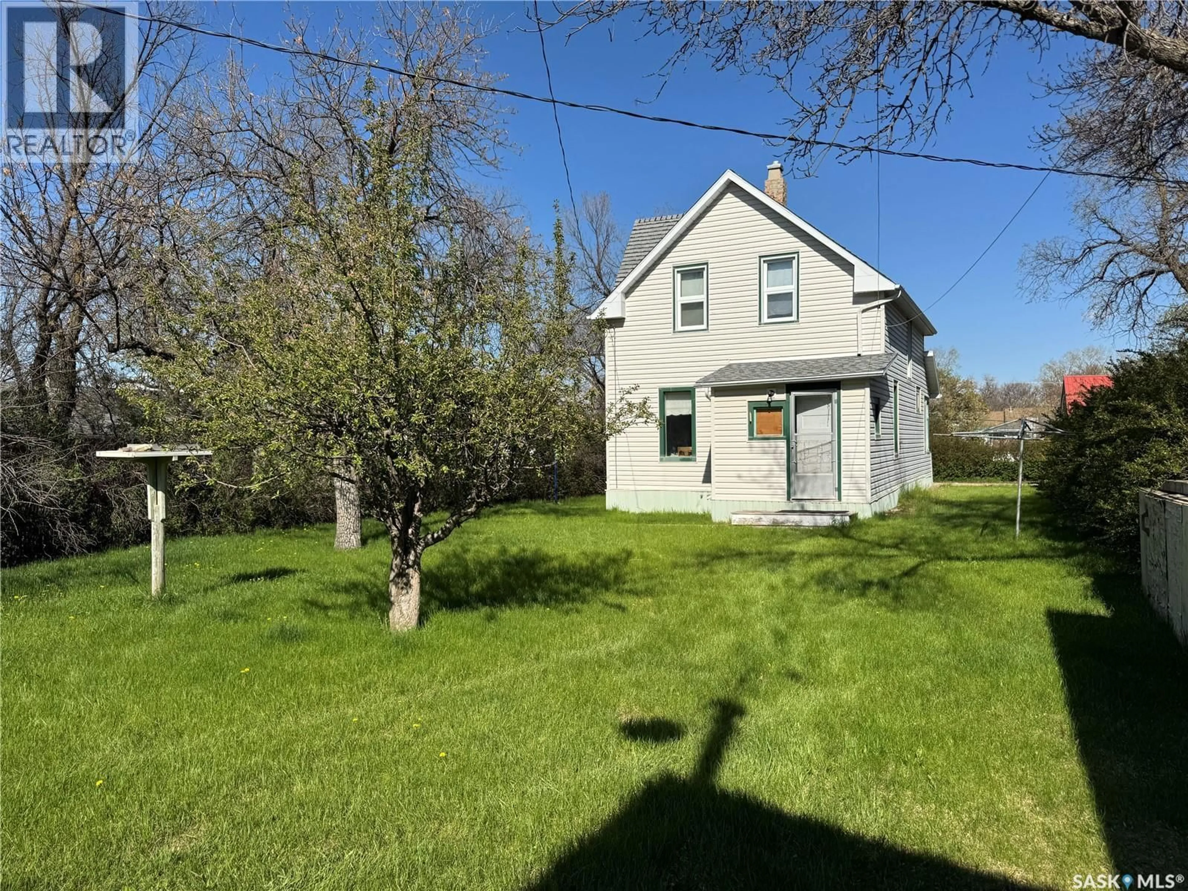 A pic from outside/outdoor area/front of a property/back of a property/a pic from drone, street for 218 MAIN STREET, Mossbank Saskatchewan S0H3G0