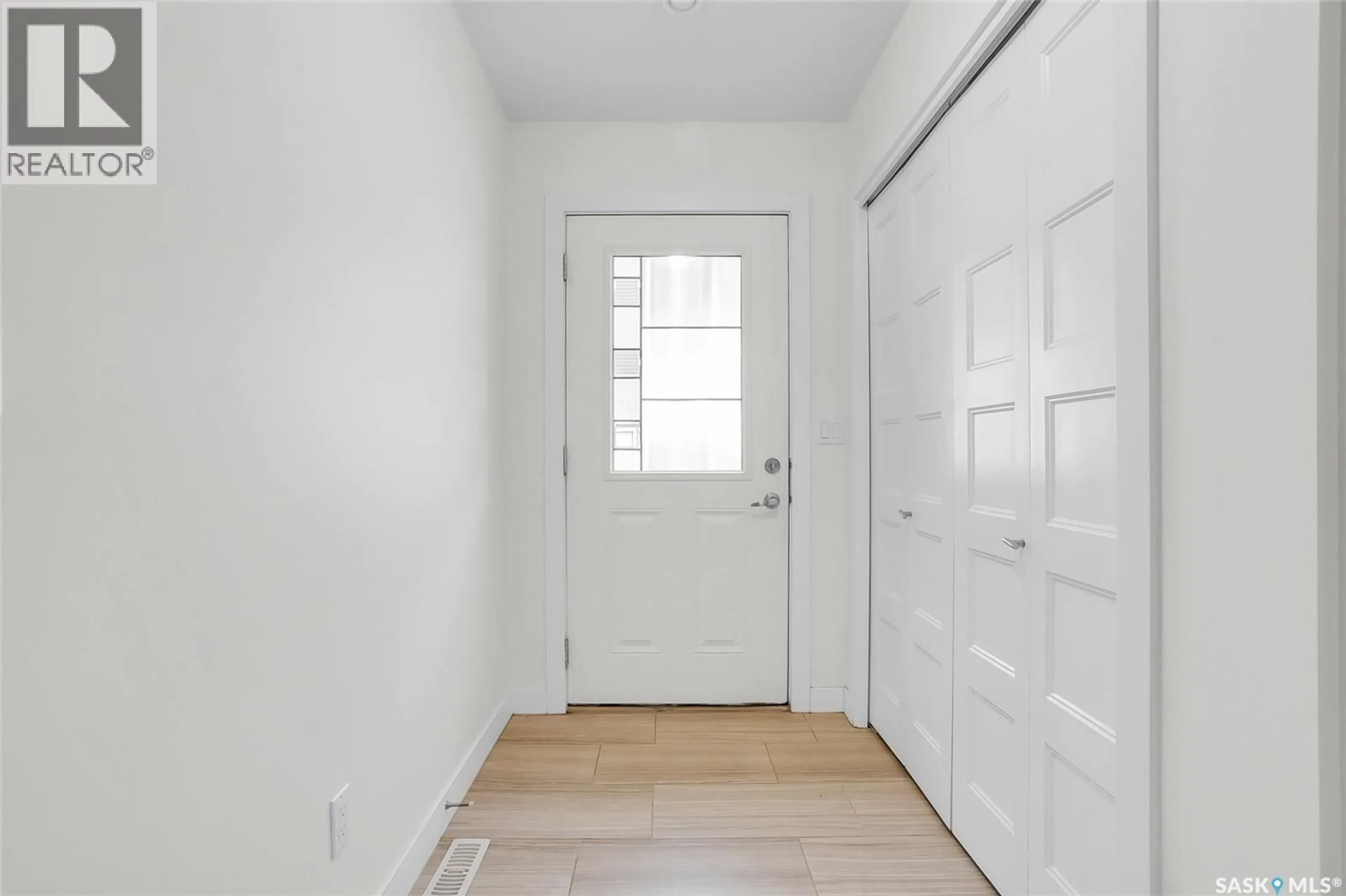 Indoor entryway for 4 - 1060 PARR HILL DRIVE, Martensville Saskatchewan S0K2T1