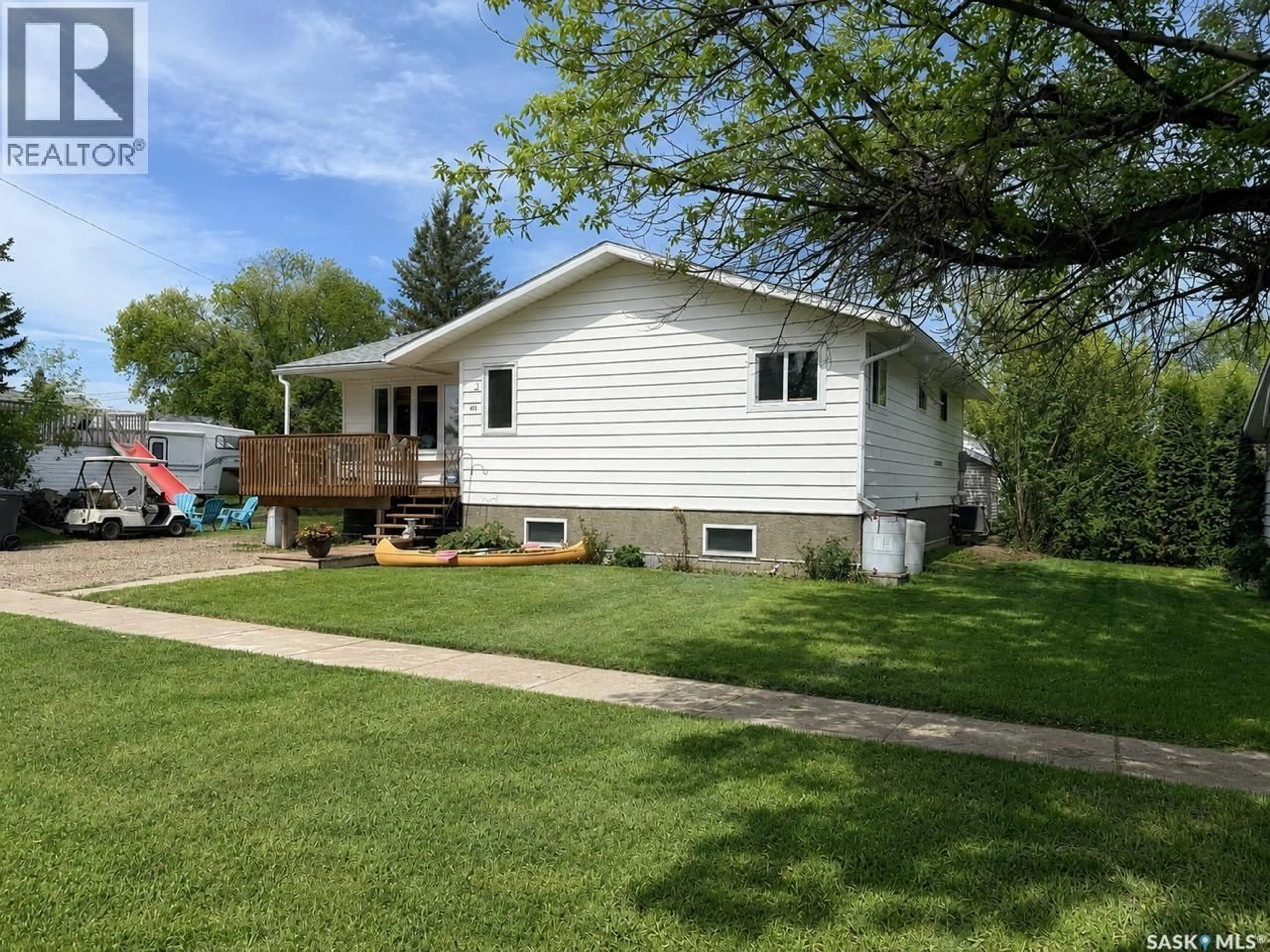 Home with vinyl exterior material, street for 465 2ND STREET, Meota Saskatchewan S0M1X0