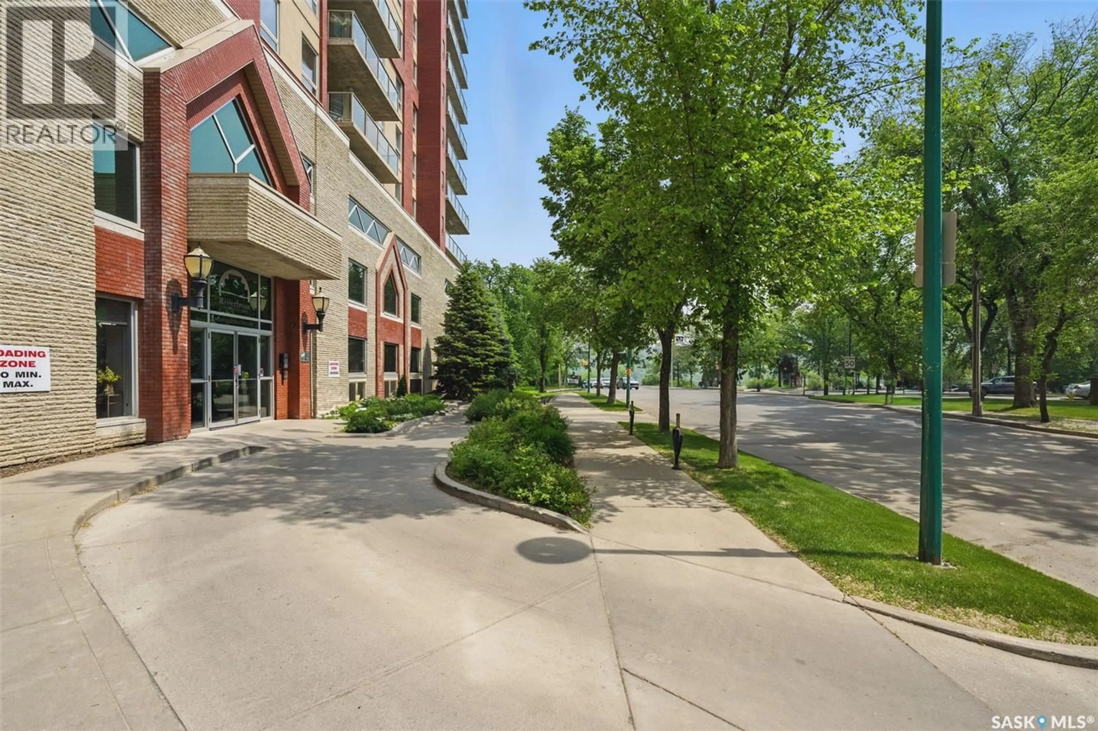 Patio, water/lake/river/ocean view for 902 - 1006 SPADINA CRESCENT, Saskatoon Saskatchewan S7K0G8