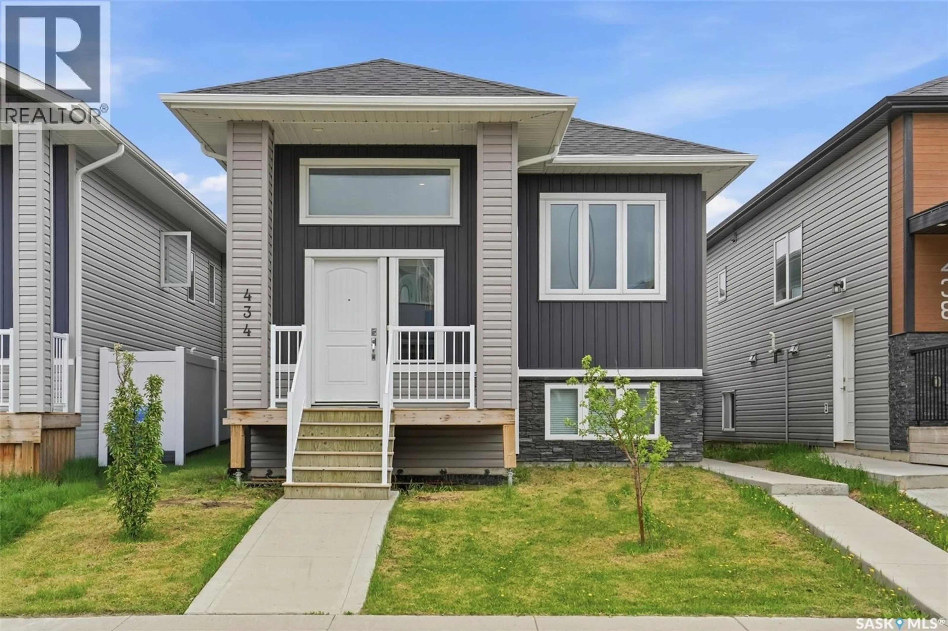 Home with vinyl exterior material, street for 434 MCARTHUR CRESCENT, Saskatoon Saskatchewan S7L6Y3