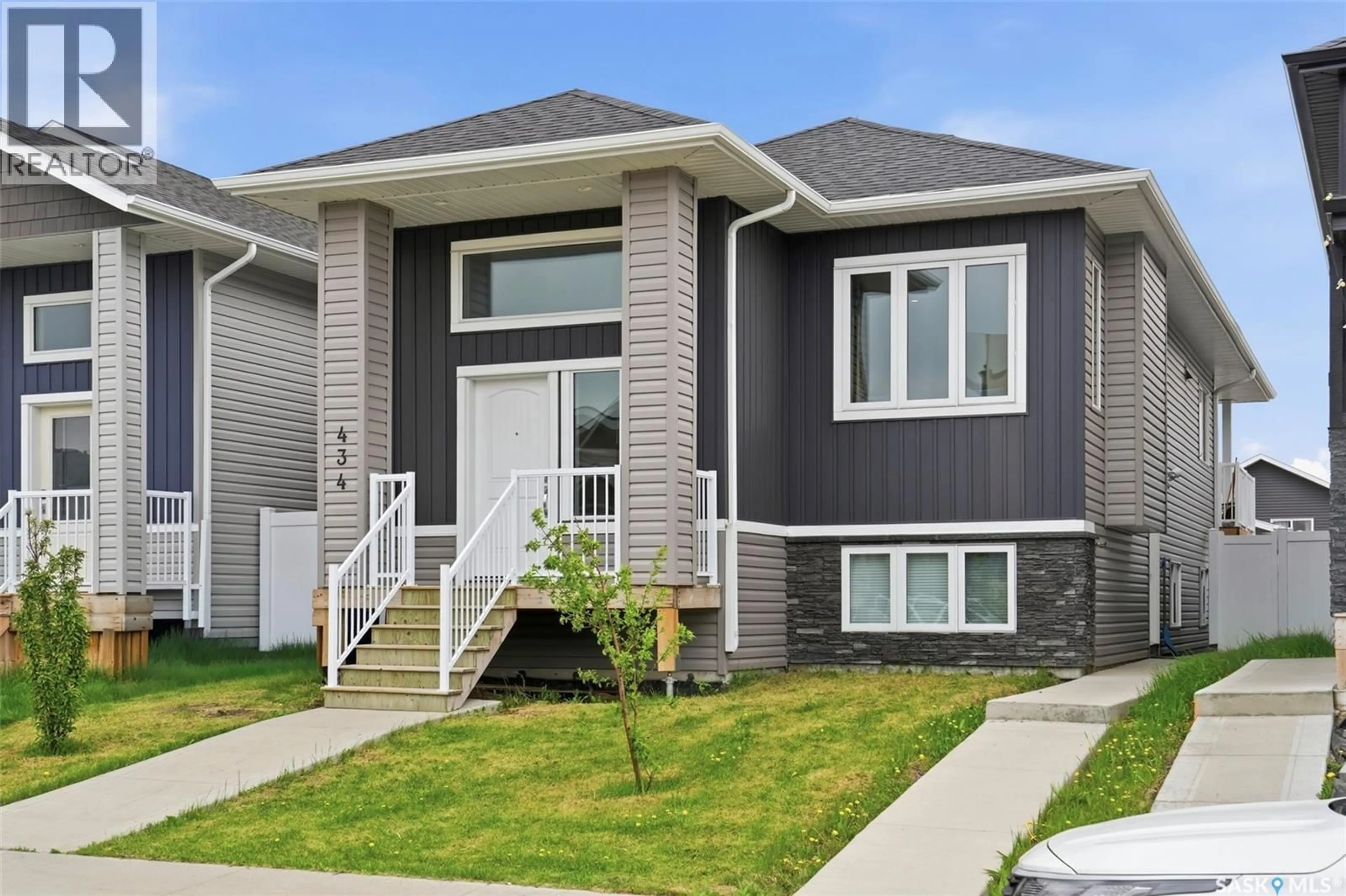 Home with vinyl exterior material, street for 434 MCARTHUR CRESCENT, Saskatoon Saskatchewan S7L6Y3