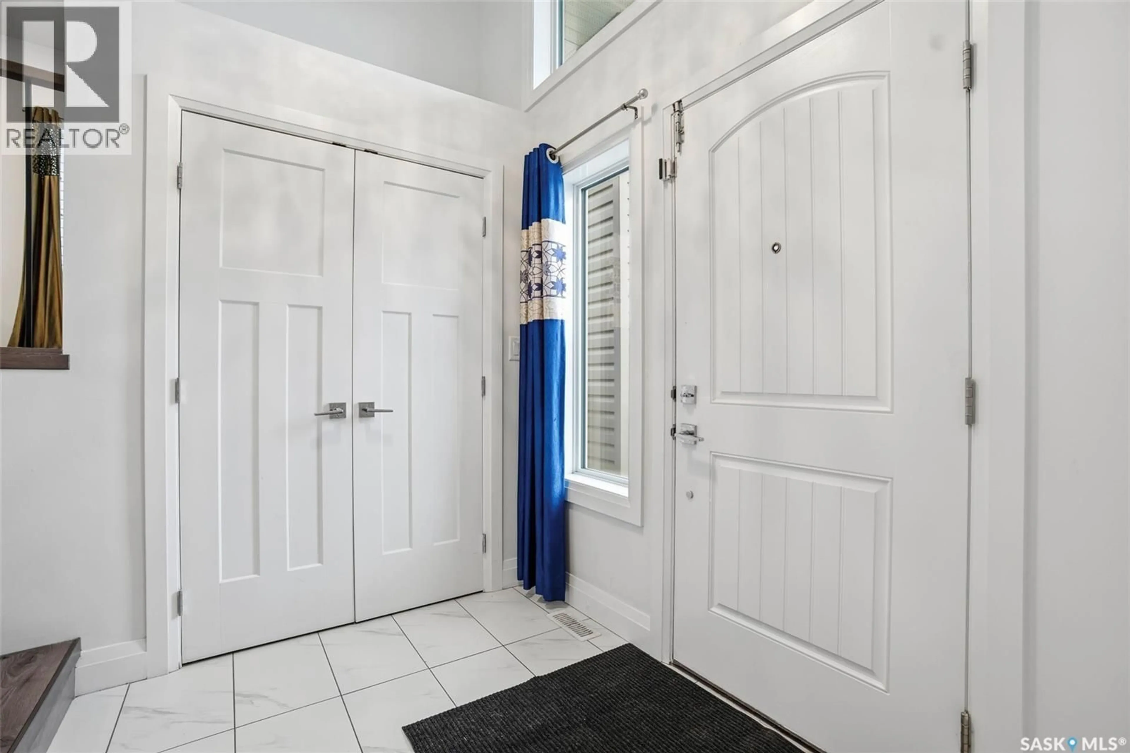 Indoor entryway for 434 MCARTHUR CRESCENT, Saskatoon Saskatchewan S7L6Y3