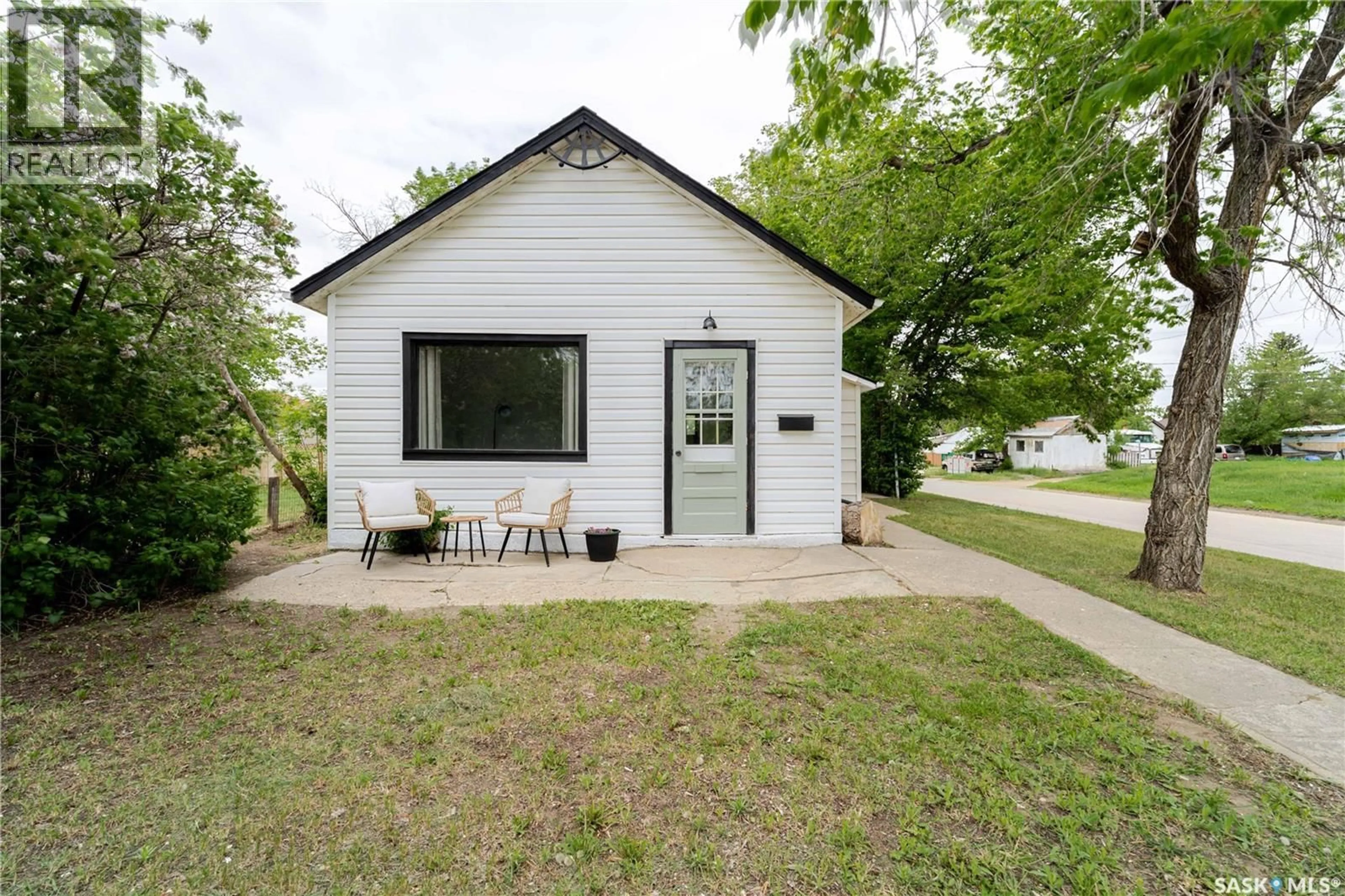 Home with vinyl exterior material, street for 1102 IROQUOIS STREET, Moose Jaw Saskatchewan S6H5B9
