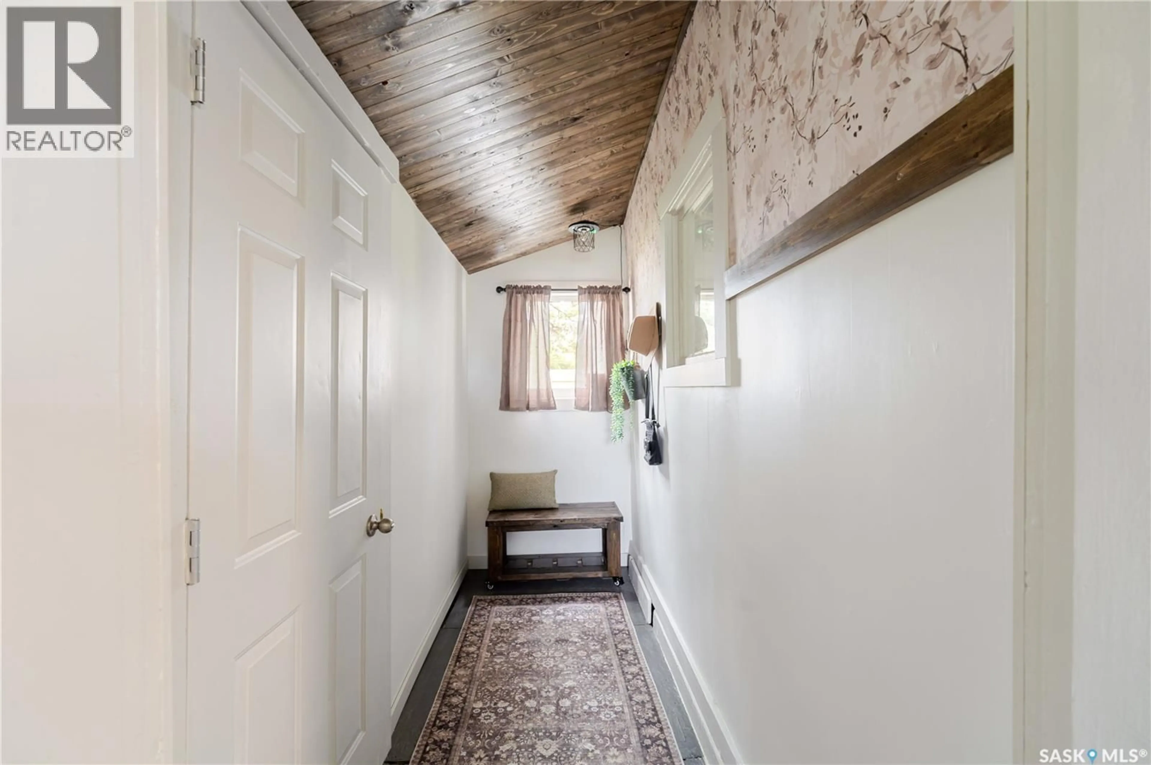 Indoor entryway for 1102 IROQUOIS STREET, Moose Jaw Saskatchewan S6H5B9