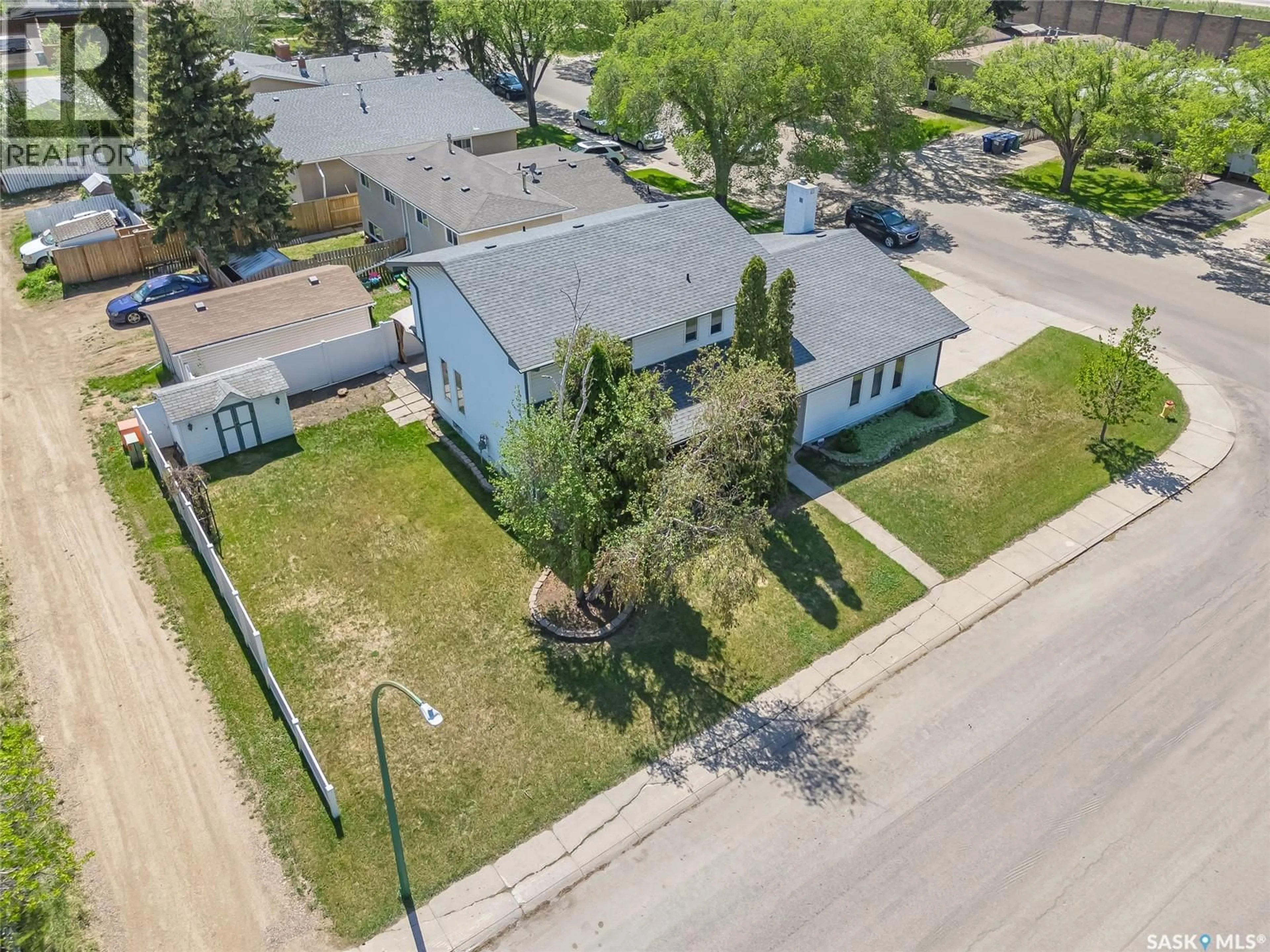 A pic from outside/outdoor area/front of a property/back of a property/a pic from drone, street for 2 CAMBRIDGE CRESCENT, Saskatoon Saskatchewan S7H3P8