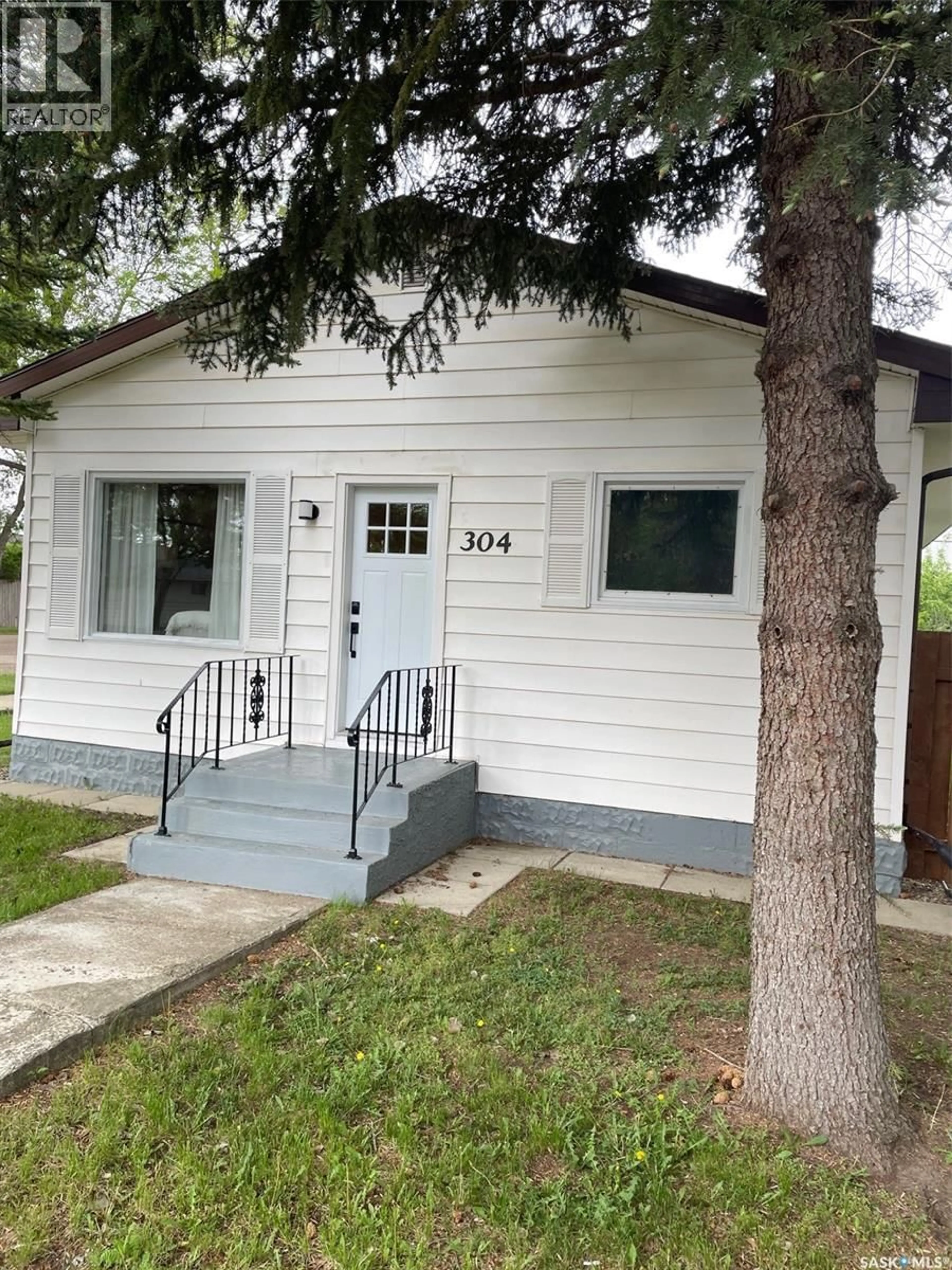 Home with vinyl exterior material, street for 304 BROWNLEE STREET, Herbert Saskatchewan S0H2A0