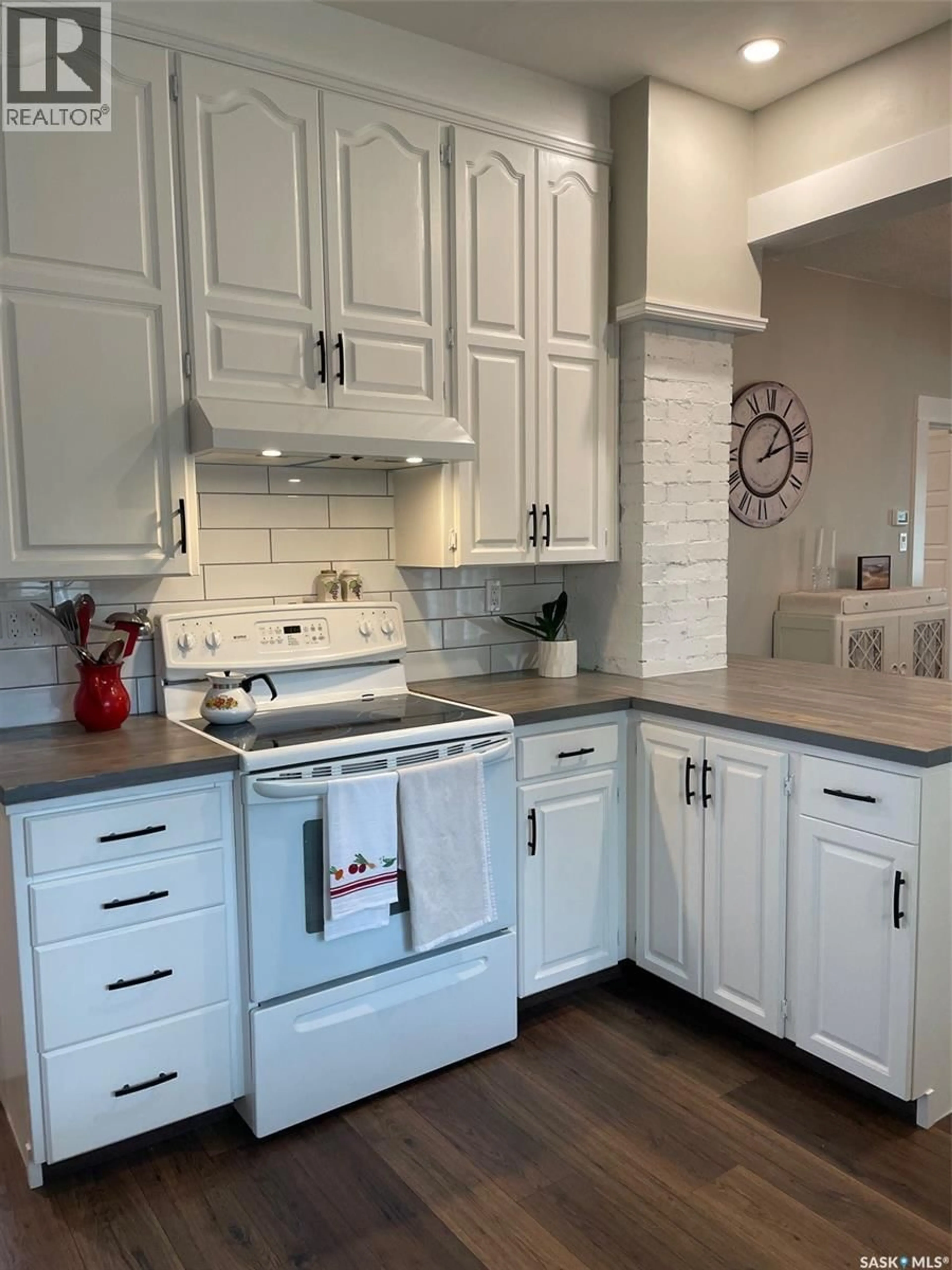 Open concept kitchen, ceramic/tile floor for 304 BROWNLEE STREET, Herbert Saskatchewan S0H2A0