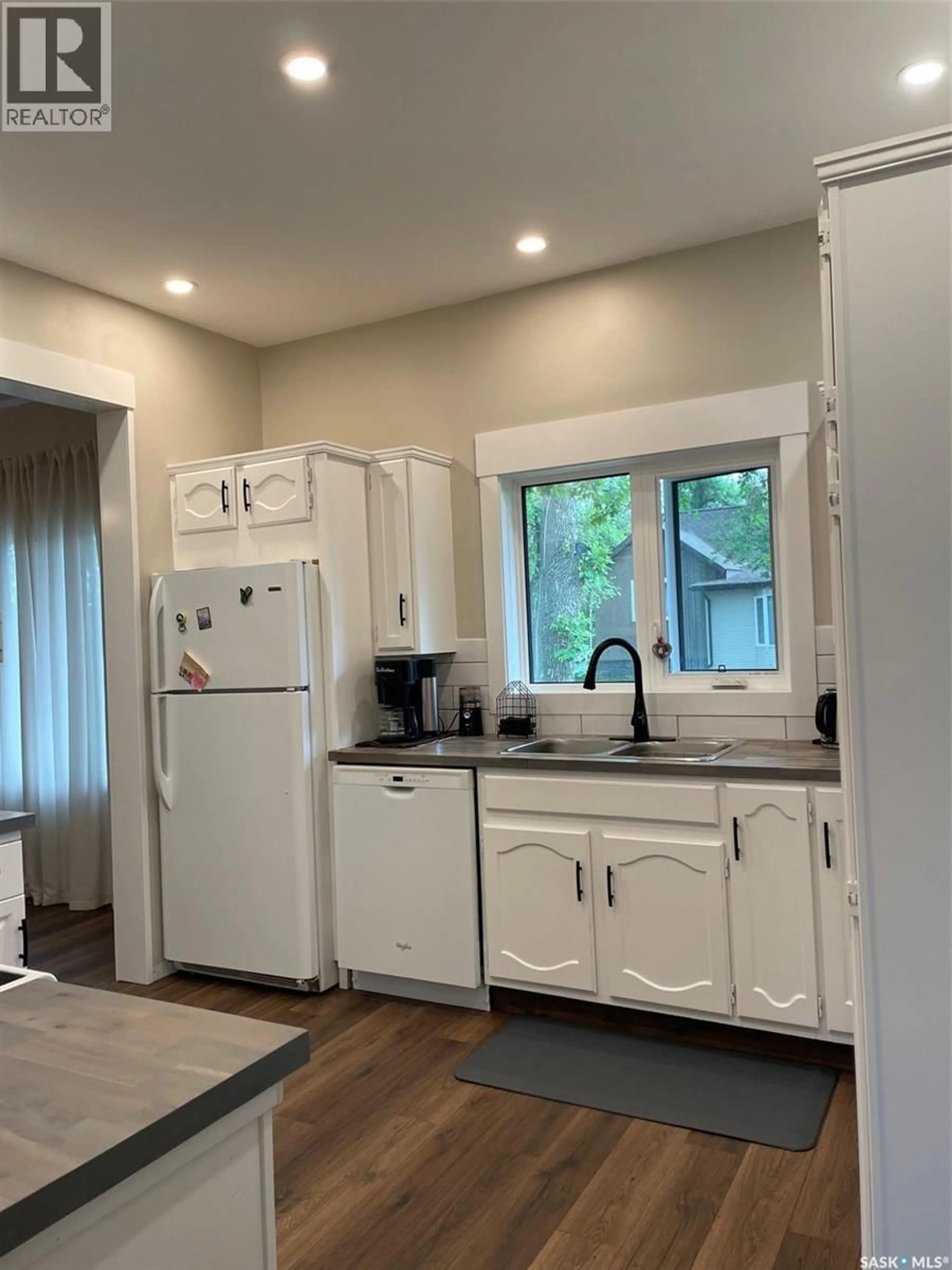 Standard kitchen, unknown for 304 BROWNLEE STREET, Herbert Saskatchewan S0H2A0