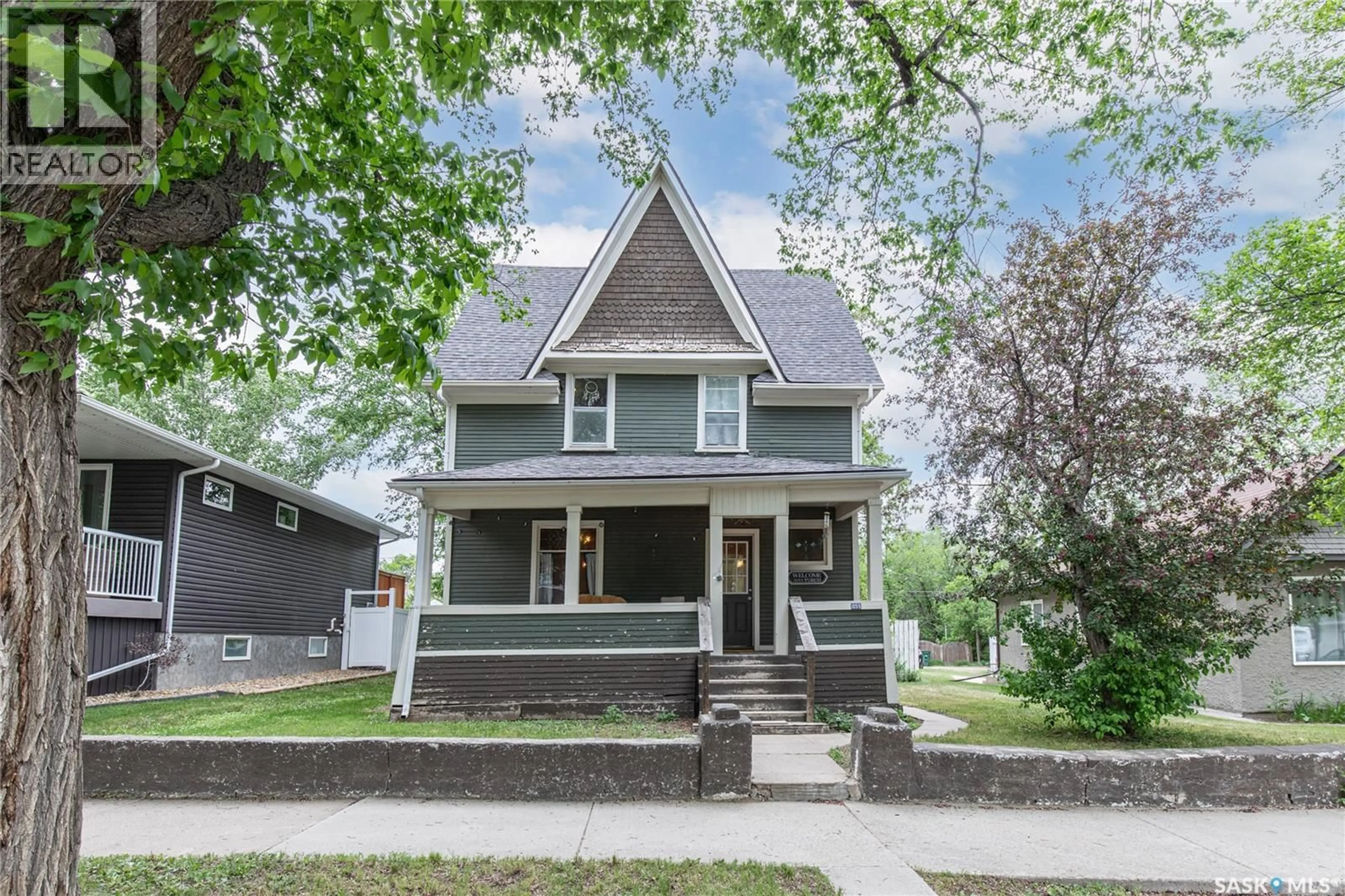 Home with vinyl exterior material, street for 1059 WILLOW AVENUE, Moose Jaw Saskatchewan S6H1G5