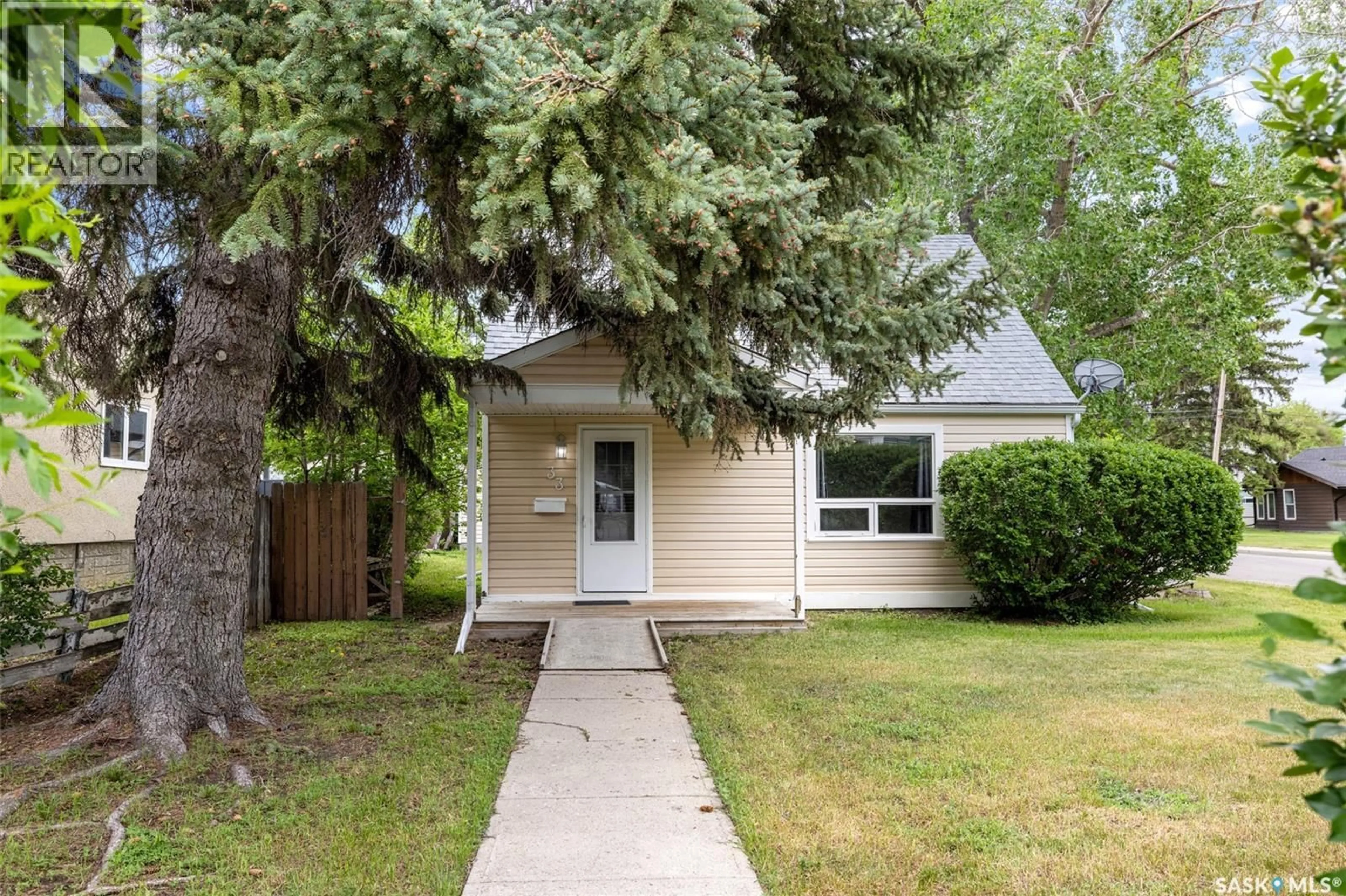 Home with vinyl exterior material, street for 33 MERRITT CRESCENT, Regina Saskatchewan S4T5Y1
