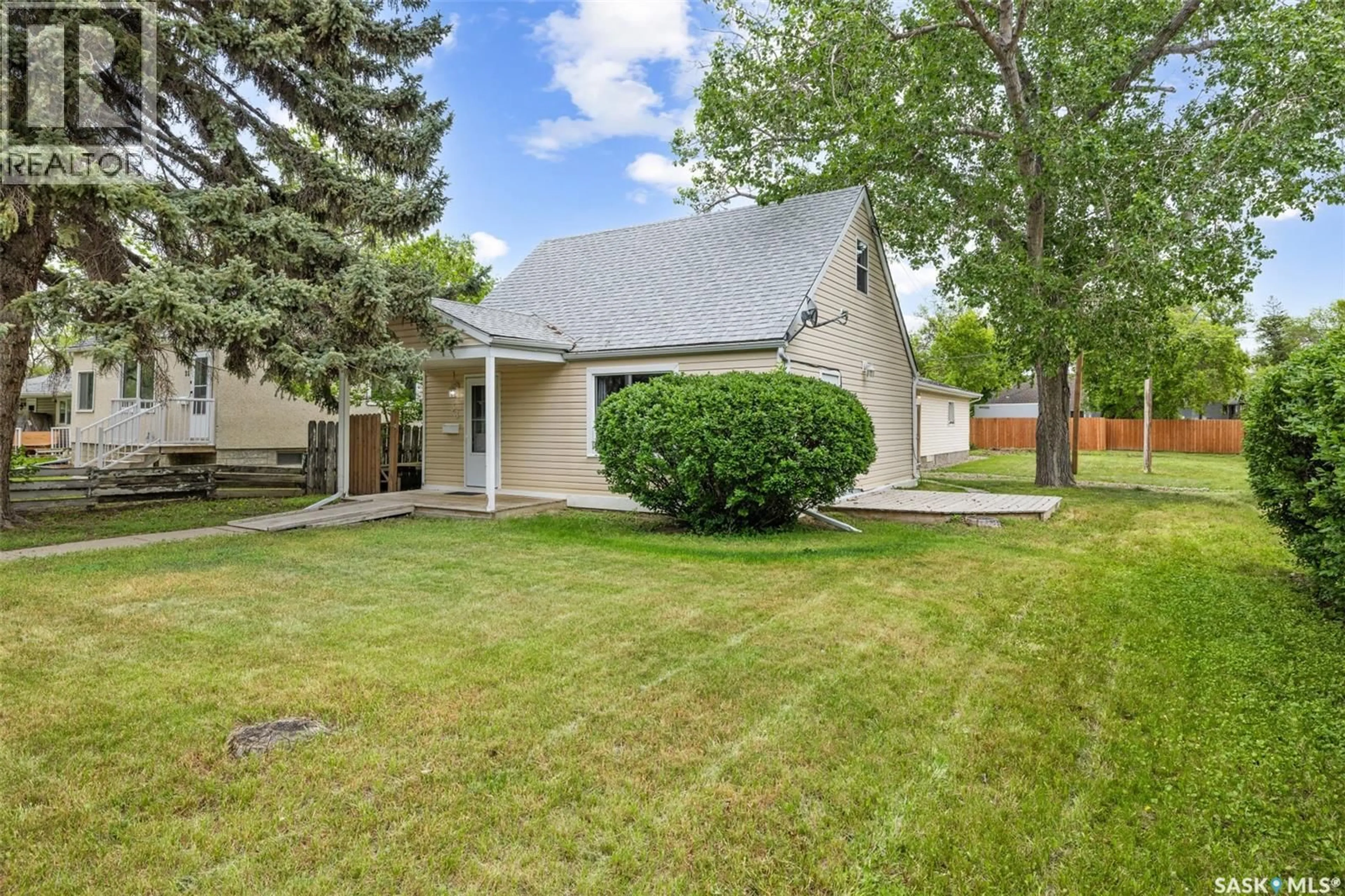 Home with vinyl exterior material, street for 33 MERRITT CRESCENT, Regina Saskatchewan S4T5Y1