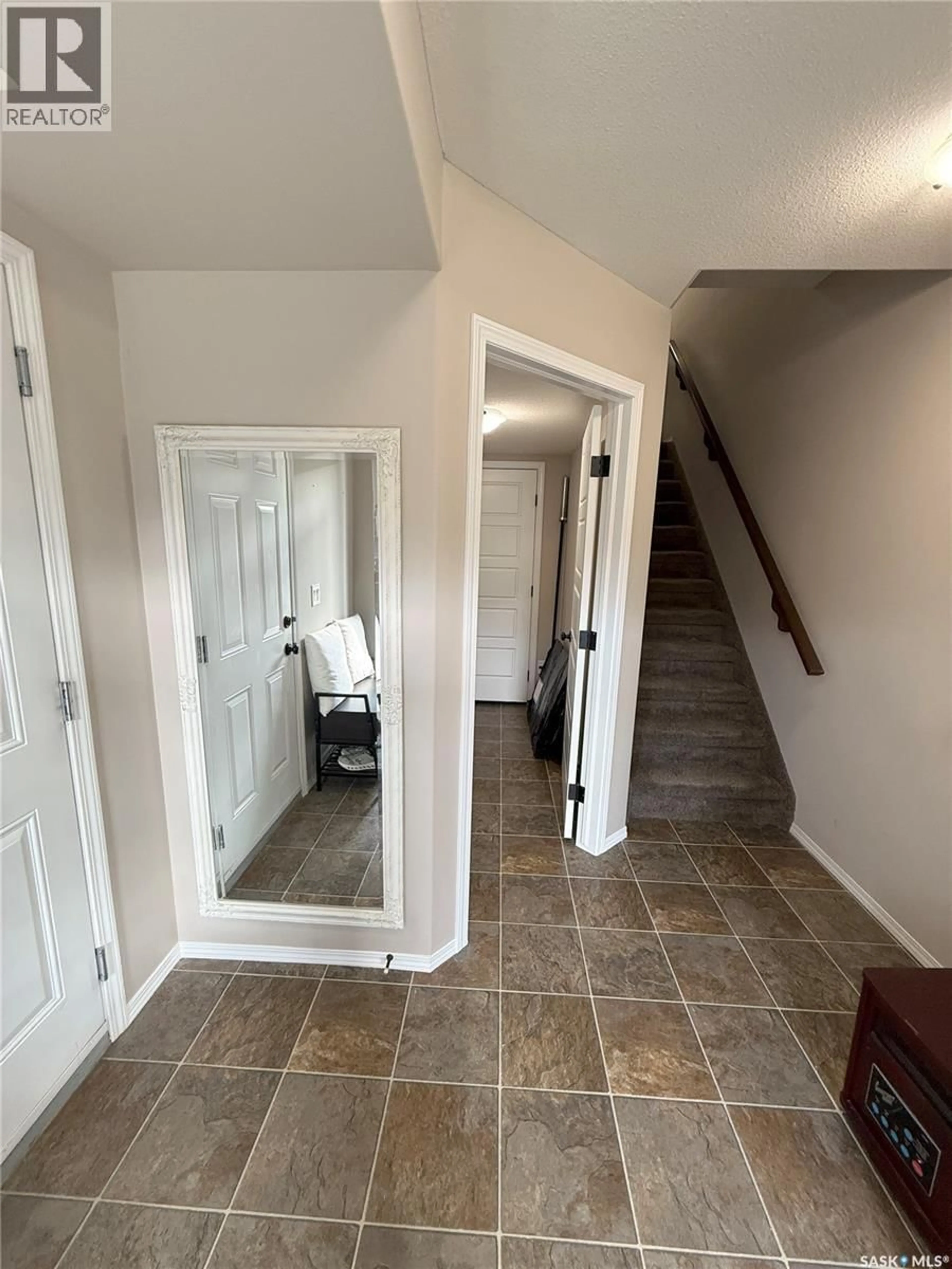 Indoor entryway for 514 150 LANGLOIS WAY, Saskatoon Saskatchewan S7T0K8