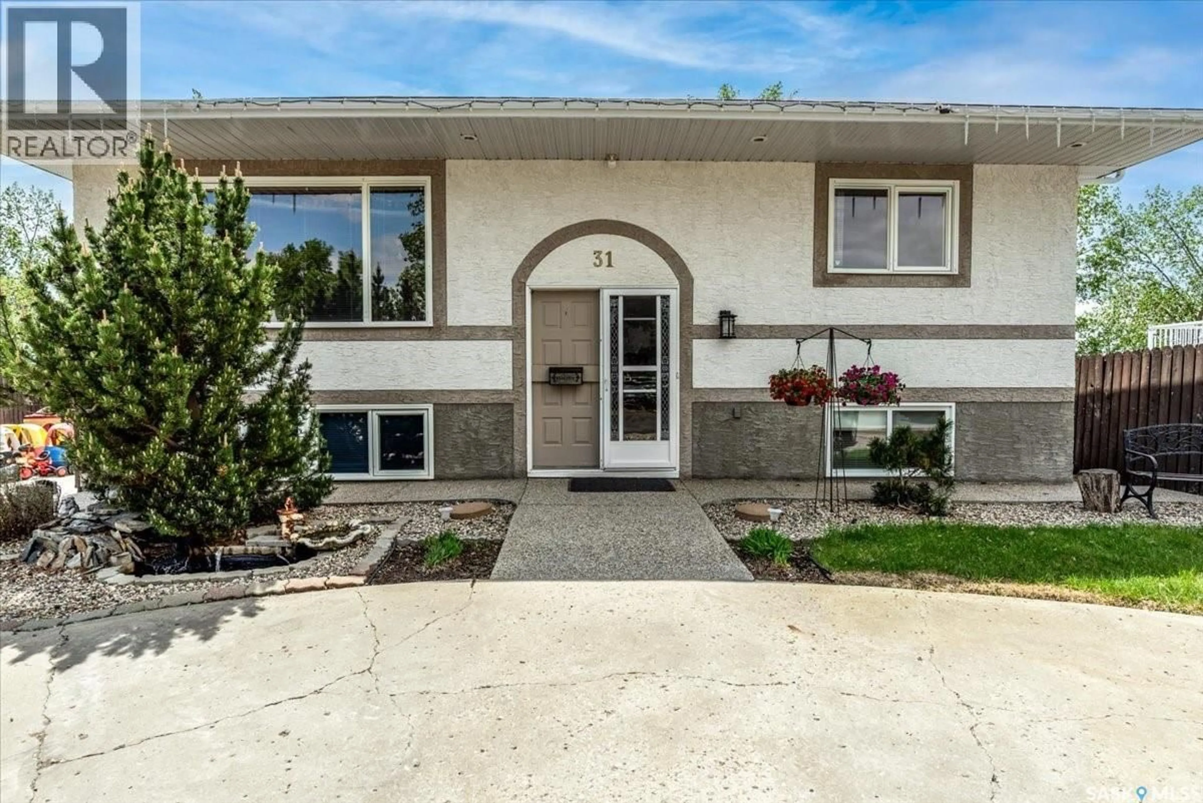 Home with vinyl exterior material, street for 31 FAUNT BAY, Regina Saskatchewan S4X2J8