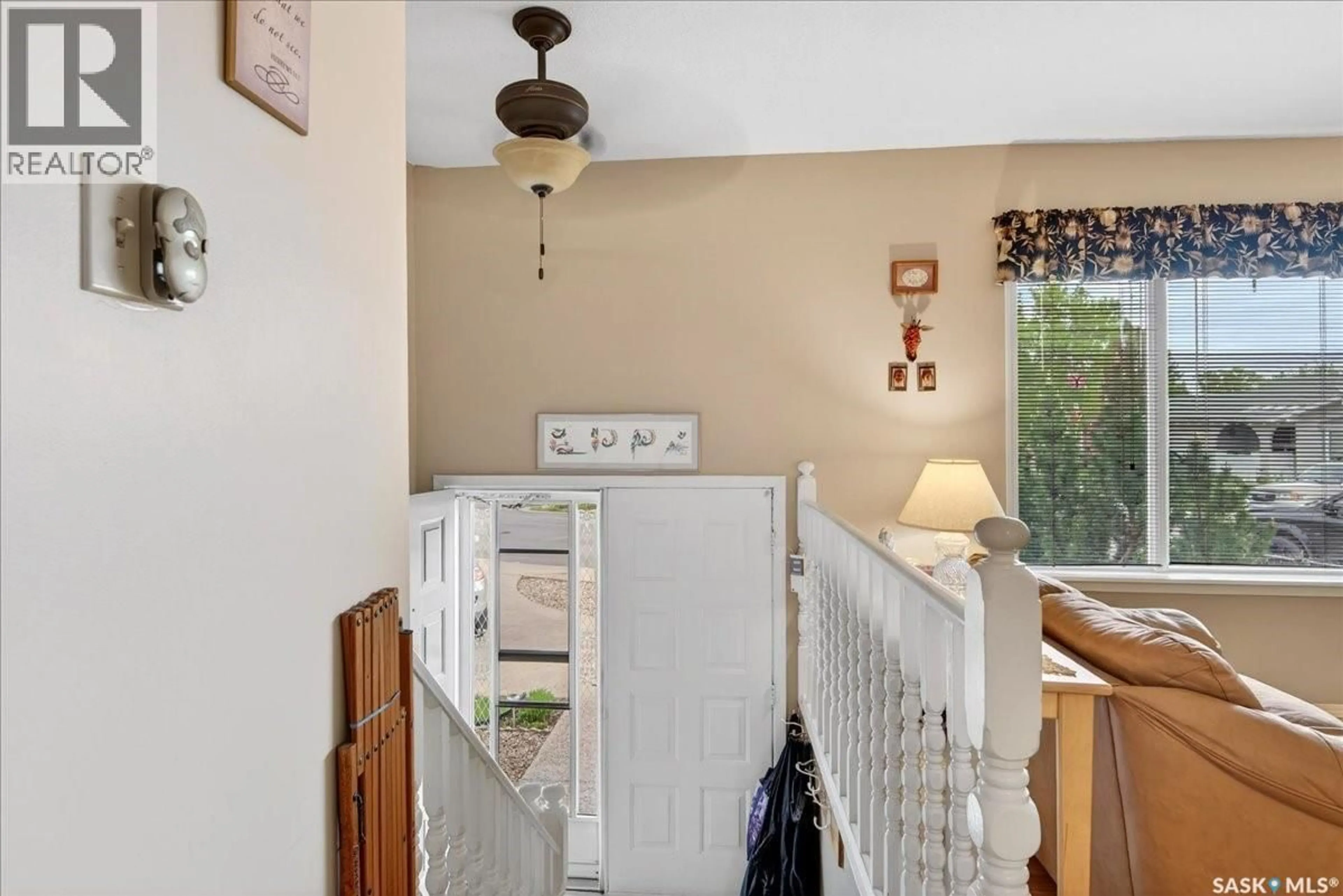 Indoor foyer for 31 FAUNT BAY, Regina Saskatchewan S4X2J8