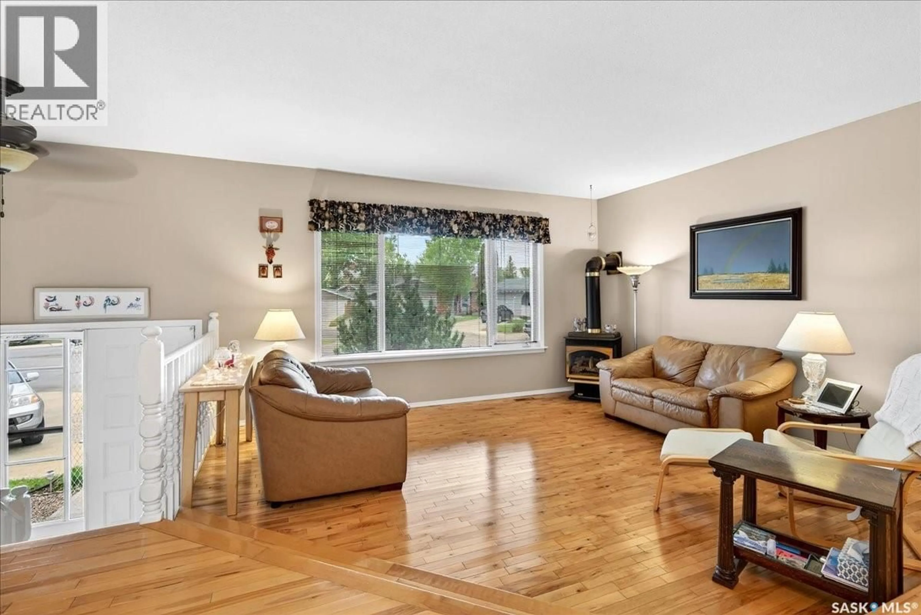 Living room with furniture, unknown for 31 FAUNT BAY, Regina Saskatchewan S4X2J8