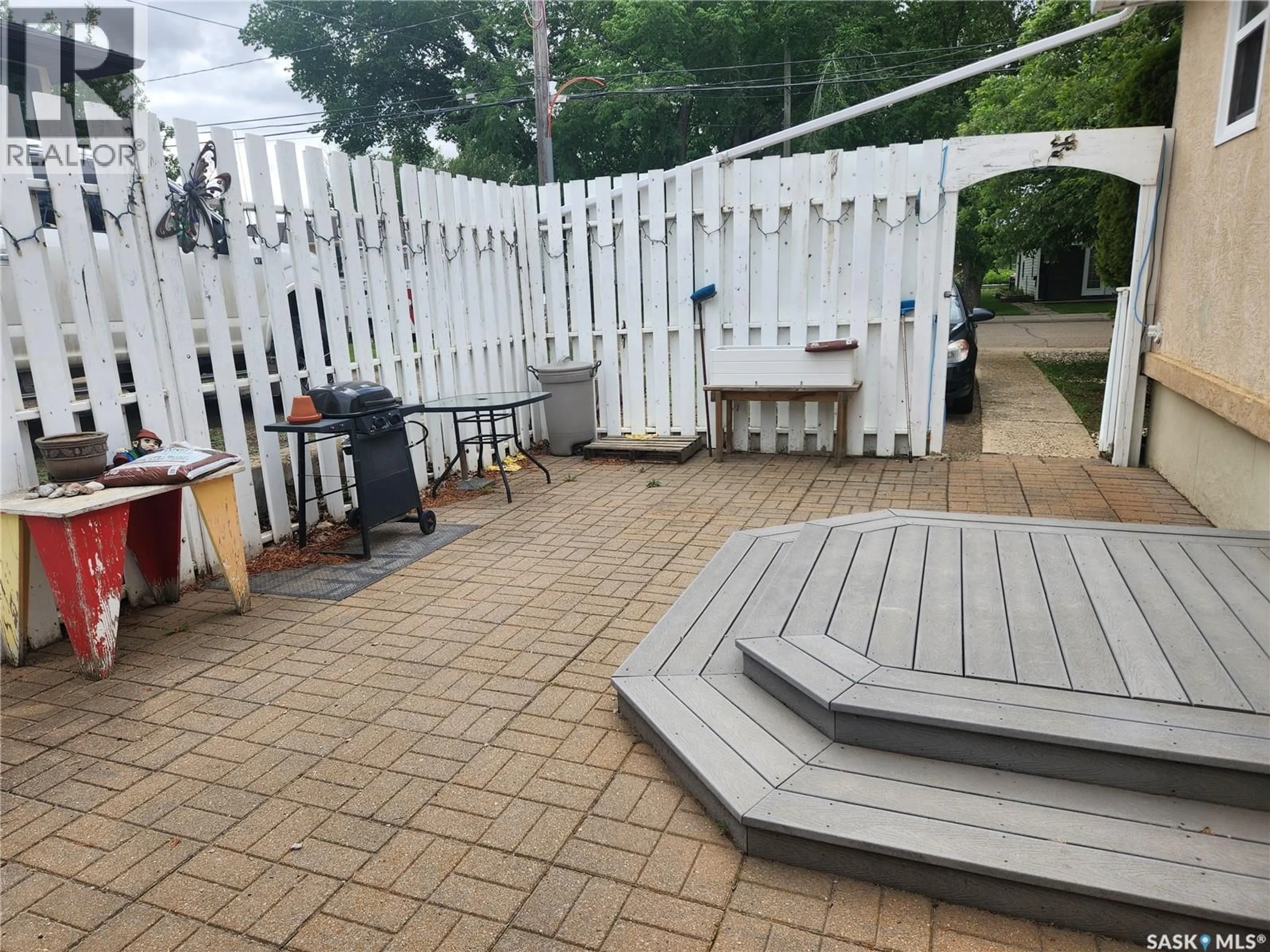 Patio, street for 137 11TH AVENUE, Swift Current Saskatchewan S9H3R6
