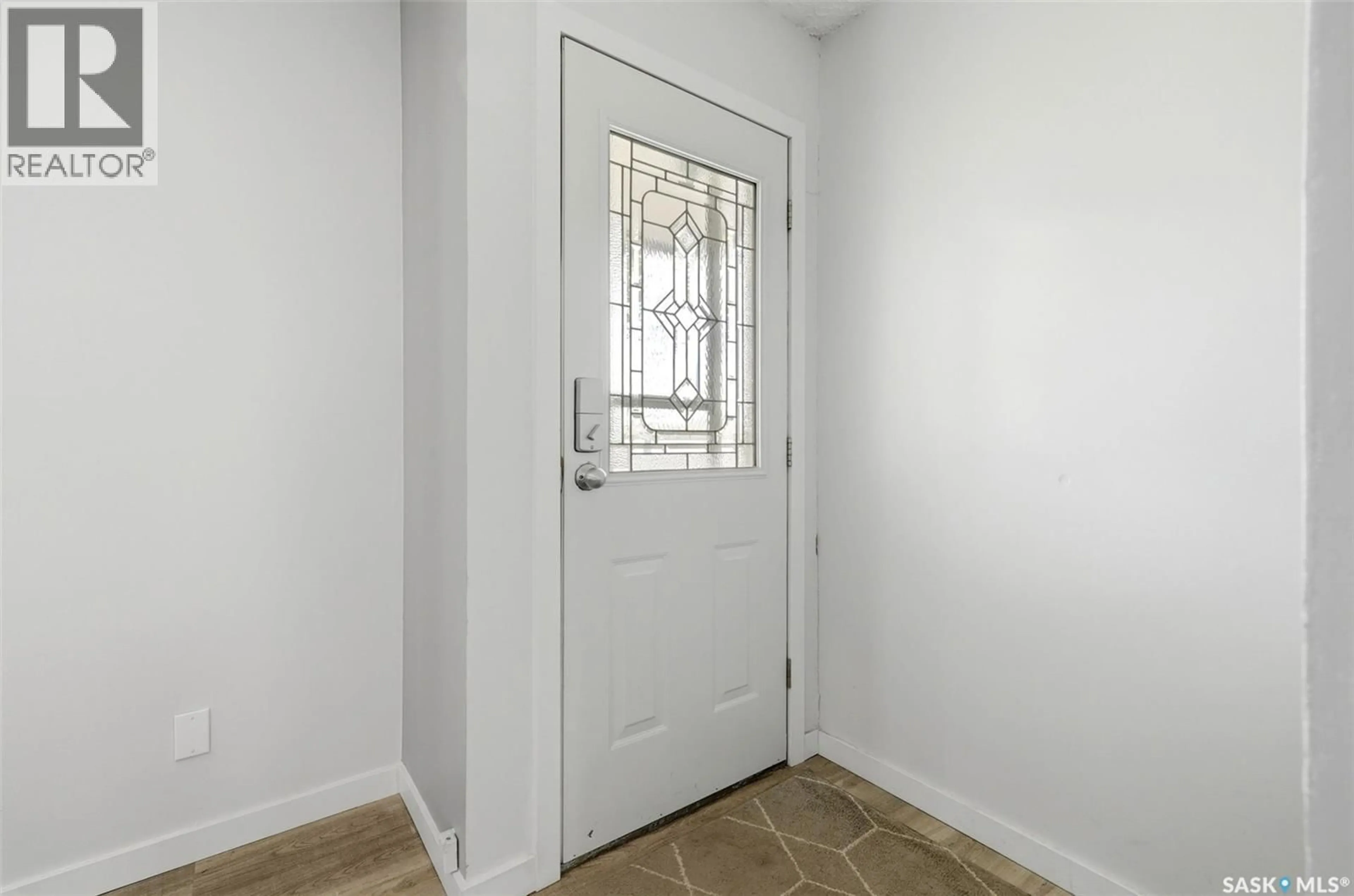 Indoor entryway for 28 CAMERON CRESCENT, Regina Saskatchewan S4S2X2