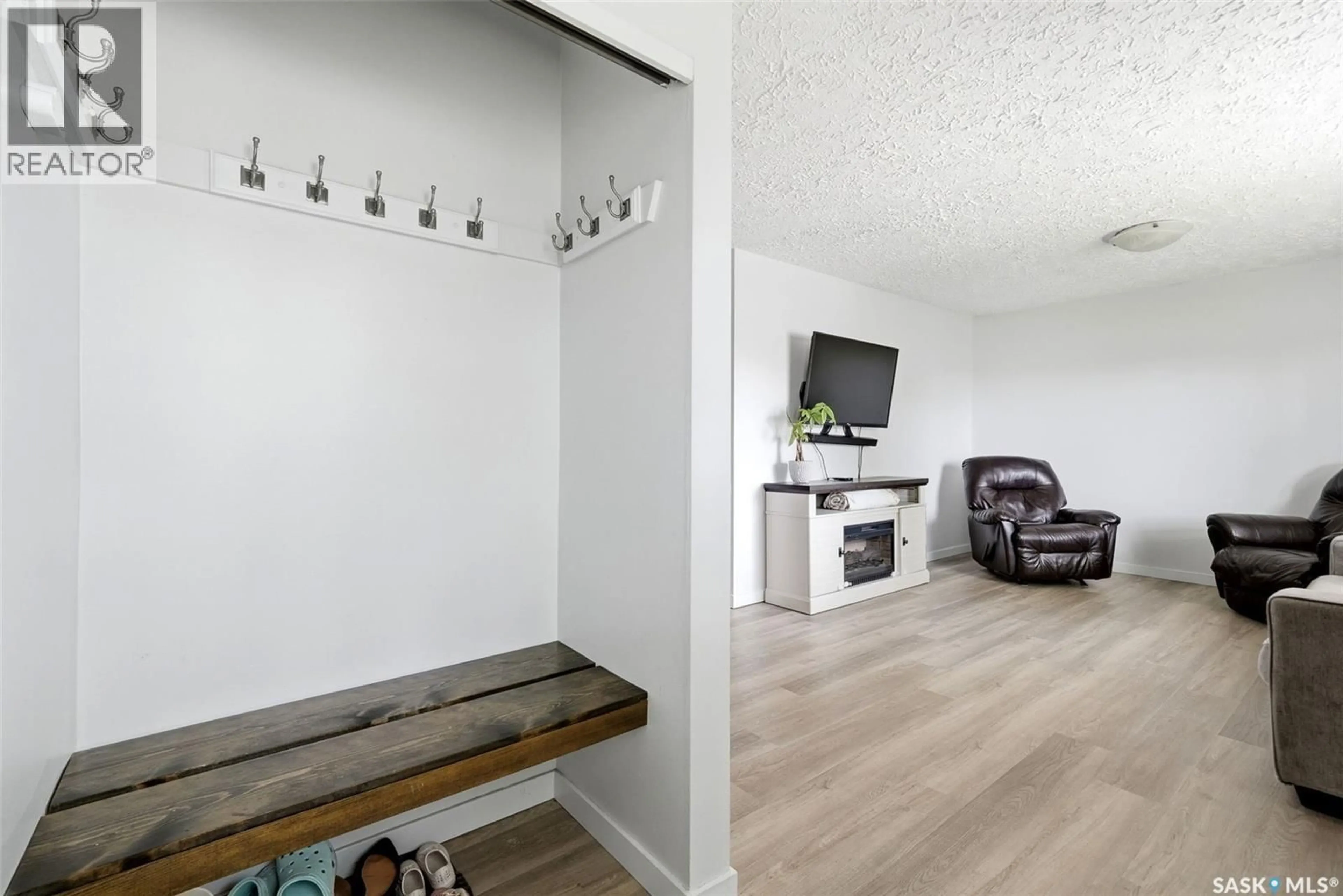 Indoor entryway for 28 CAMERON CRESCENT, Regina Saskatchewan S4S2X2