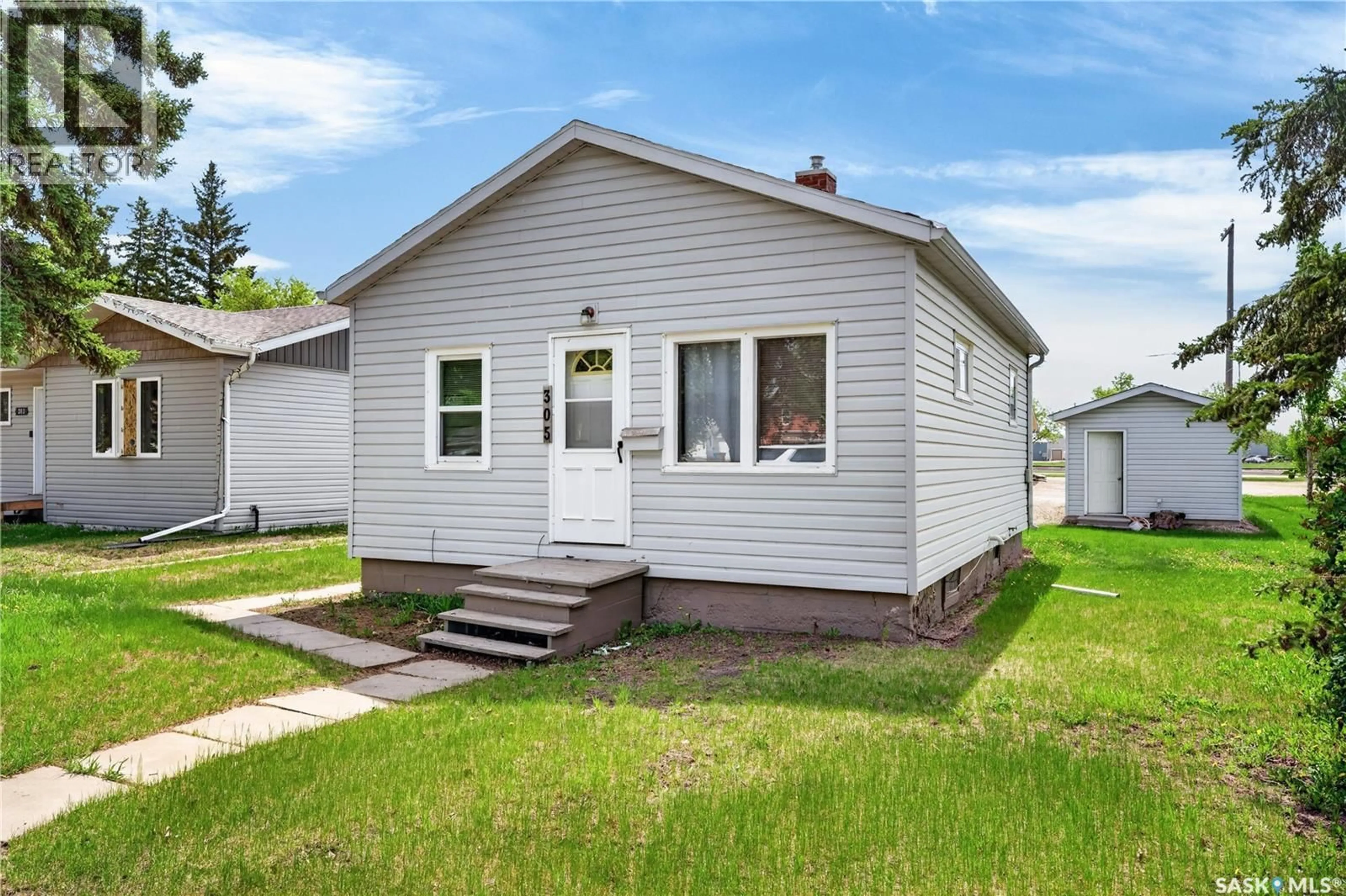 Home with vinyl exterior material, street for 305 BURROWS AVENUE, Melfort Saskatchewan S0E1A0
