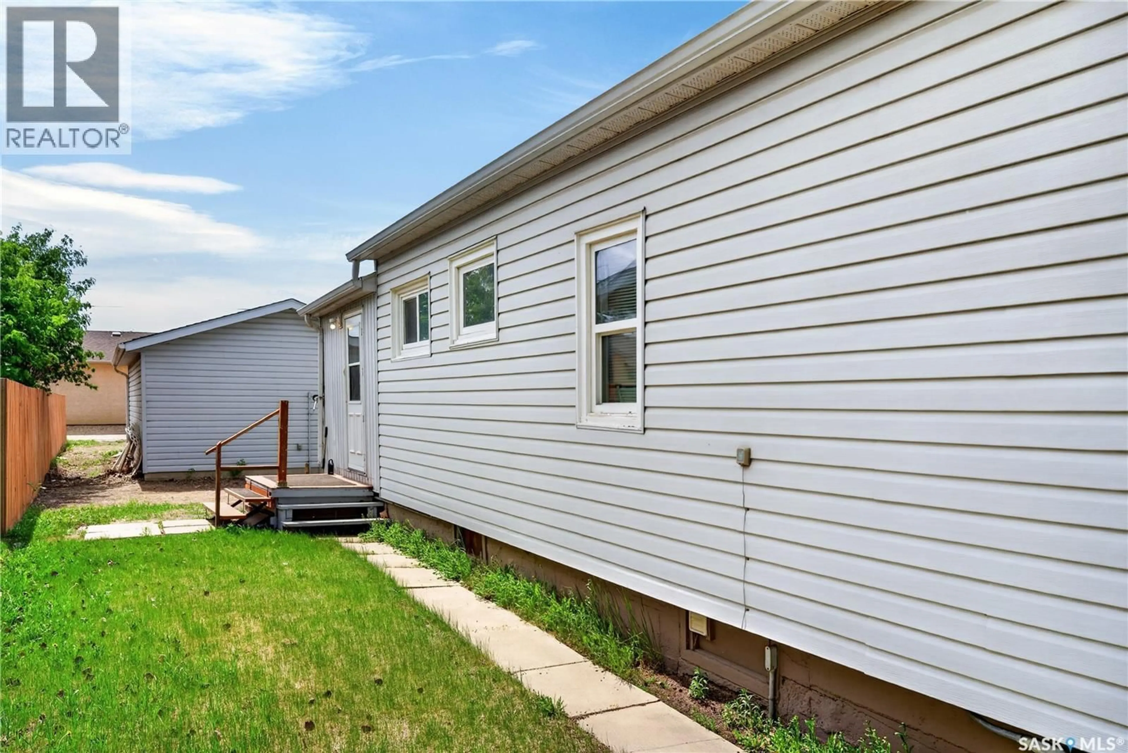 Home with vinyl exterior material, street for 305 BURROWS AVENUE, Melfort Saskatchewan S0E1A0