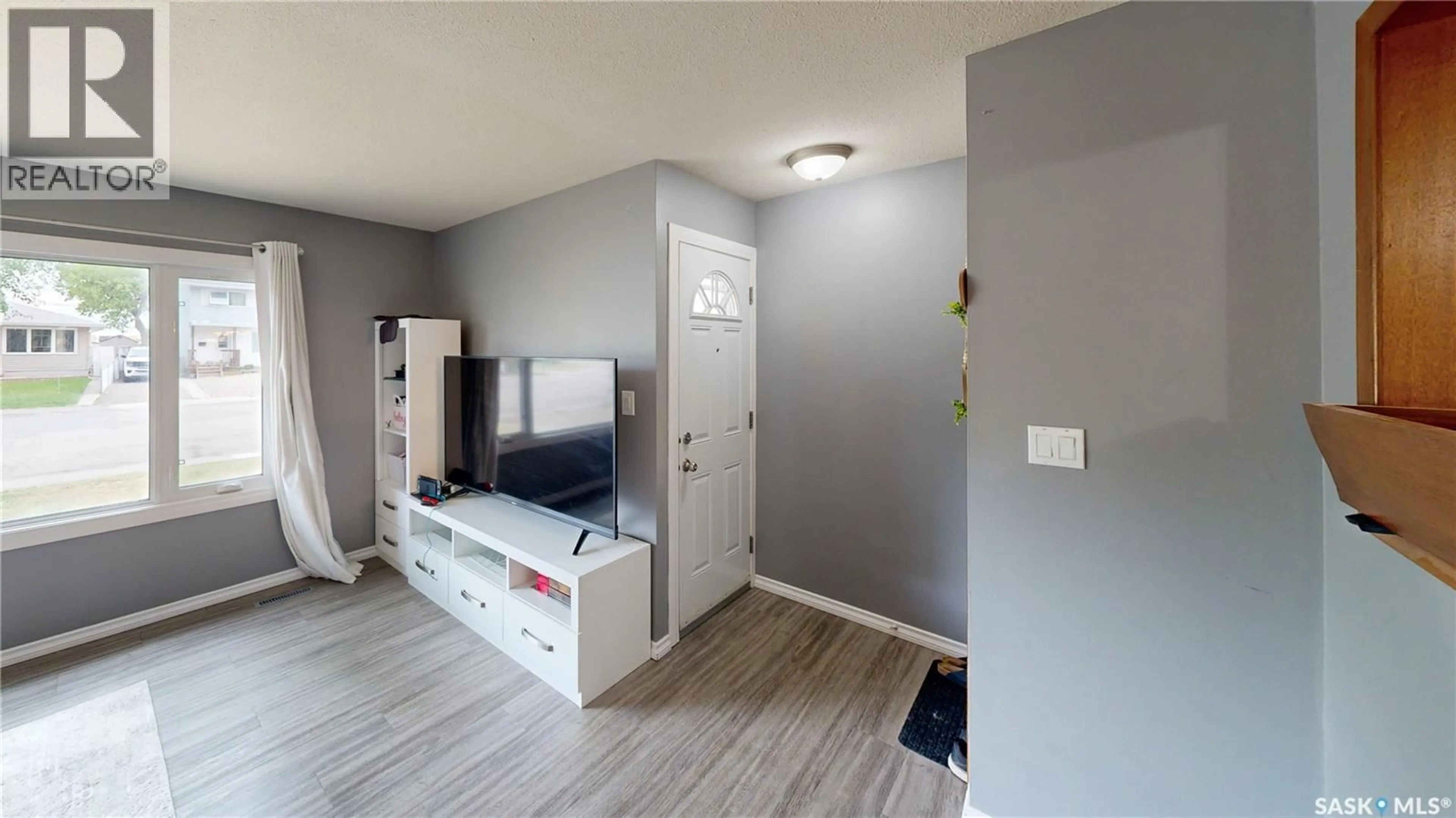 Indoor entryway for 418 FROOM CRESCENT, Regina Saskatchewan S4N1T6