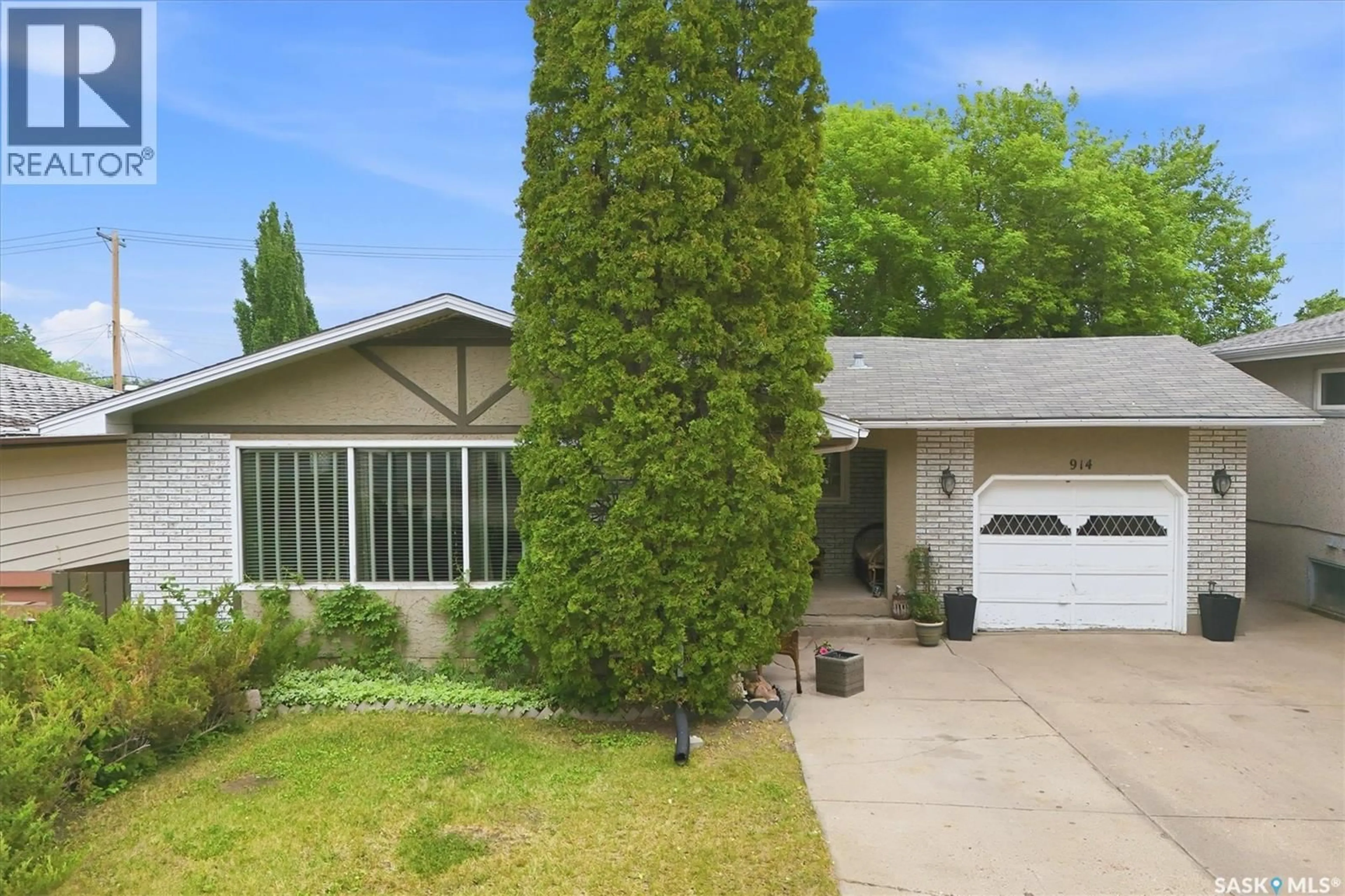 Home with vinyl exterior material, street for 914 TROTTER CRESCENT, Saskatoon Saskatchewan S7L3R1