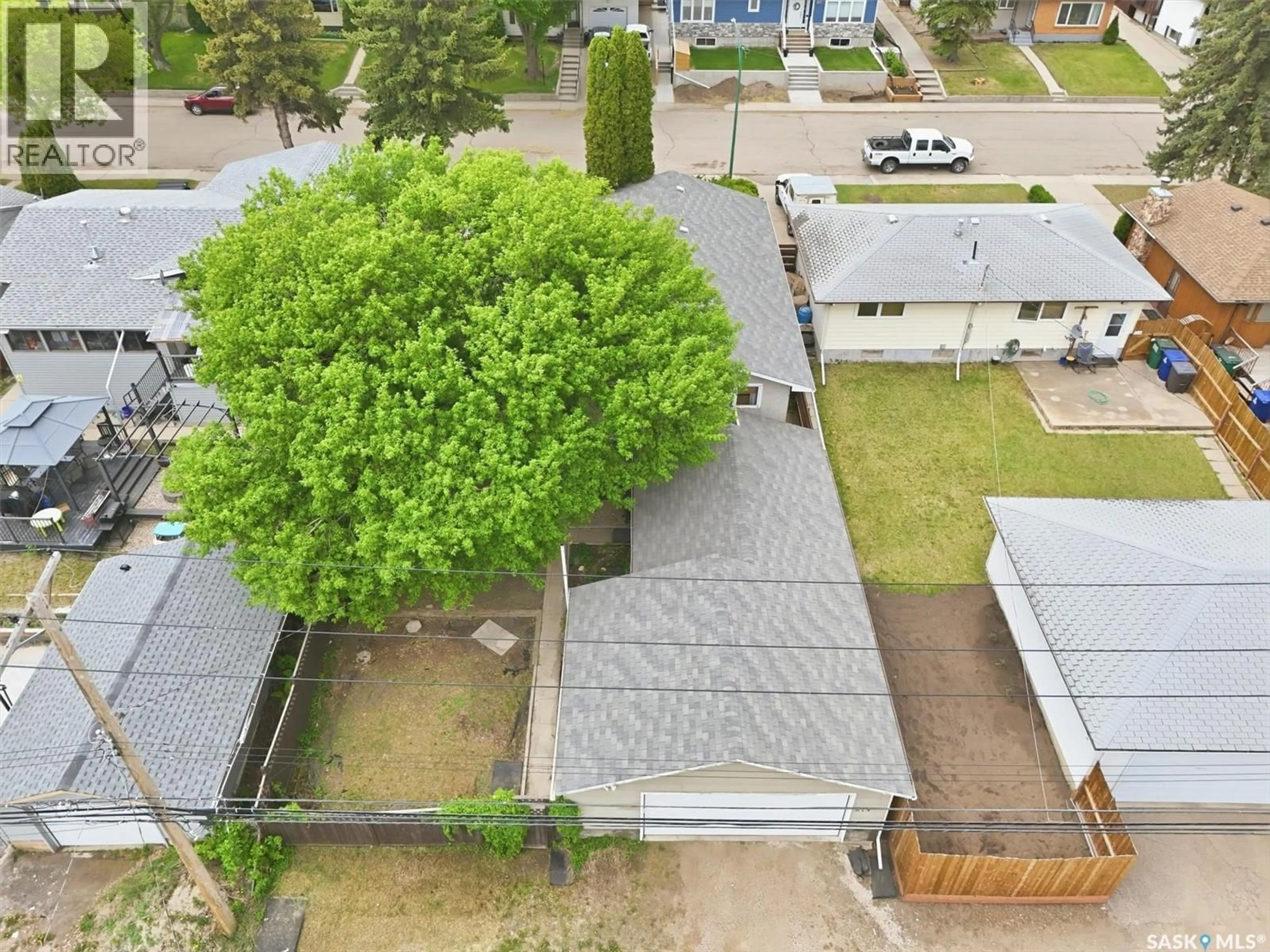A pic from outside/outdoor area/front of a property/back of a property/a pic from drone, street for 914 TROTTER CRESCENT, Saskatoon Saskatchewan S7L3R1