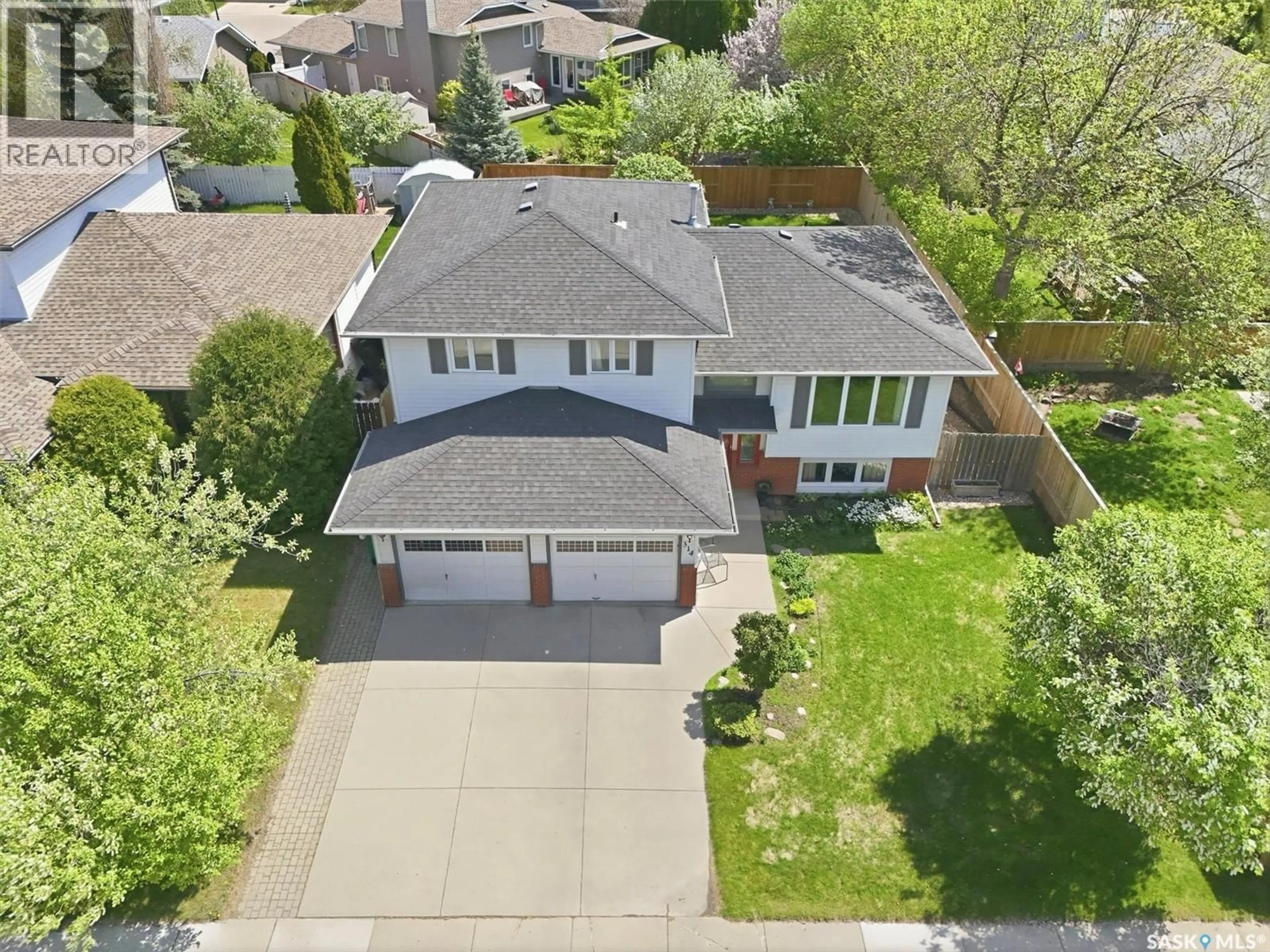 A pic from outside/outdoor area/front of a property/back of a property/a pic from drone, street for 314 BORNSTEIN CRESCENT, Saskatoon Saskatchewan S7N3Y3